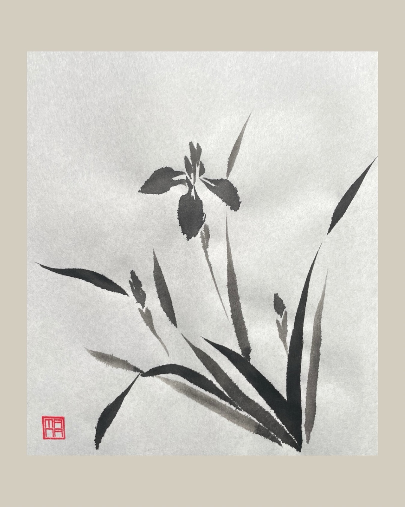 Ciao, questa sera, martedì 27 gennaio e giovedì 29 gennaio, ci troviamo online su Zoom, dalle 18.30 alle 20.00, per il Sumi-e Experience Workshop dedicato all’Iris.
Scrivo soprattutto a chi ha già partecipato in passato
e sa che può tornare gratuitamente a questo workshop.
Non come favore, ma come possibilità reale di continuità.
Lo dico con sincerità e rispetto:
spesso la pratica resta sullo sfondo, non perché non sia importante, ma perché non le ridiamo spazio nel momento giusto.
L’Iris è un soggetto che parla di soglia, di visione che emerge quando l’ascolto si fa più profondo.
Tornare a dipingerlo non è ripetere qualcosa di già visto,è ritrovare il gesto da un punto diverso di sé.
Se senti che è il momento di rientrare nella pratica, questa è un’occasione semplice, leggera, abitabile.
E per chi non ha mai partecipato:
le iscrizioni sono ancora aperte al link in bio.
Il gruppo è piccolo e il lavoro resta curato e seguito.
Se vuoi esserci o hai bisogno di info, scrivimi pure qui.
Ci vediamo nel gesto,
se è il momento giusto.
Fil
#sumie_art #zenpainting