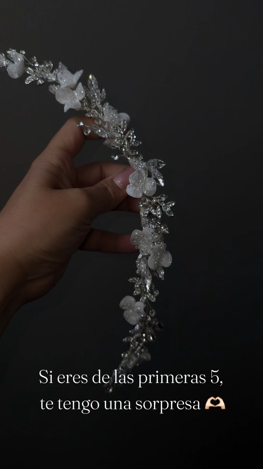 Brilla como nunca!!
Modelo: Au103
Este diseño está hecho en flores de porcelana, swarovski, y un baño de nuestros polvitos especiales que hacen que brille Espectacular! Ideal para cabello recogido, semi recogido, o suelto. Moldeable, flexible y muy ligero.
Inversión: $4200.00
Las primeras 5 novias en elegirlo, se llevarán una sorpresa.
CÓDIGO:LUCKY
Link en BIO
No te quedes al último!!
#handmade #hairpiece #tocadosnovia #tocados #weddinghairstyle