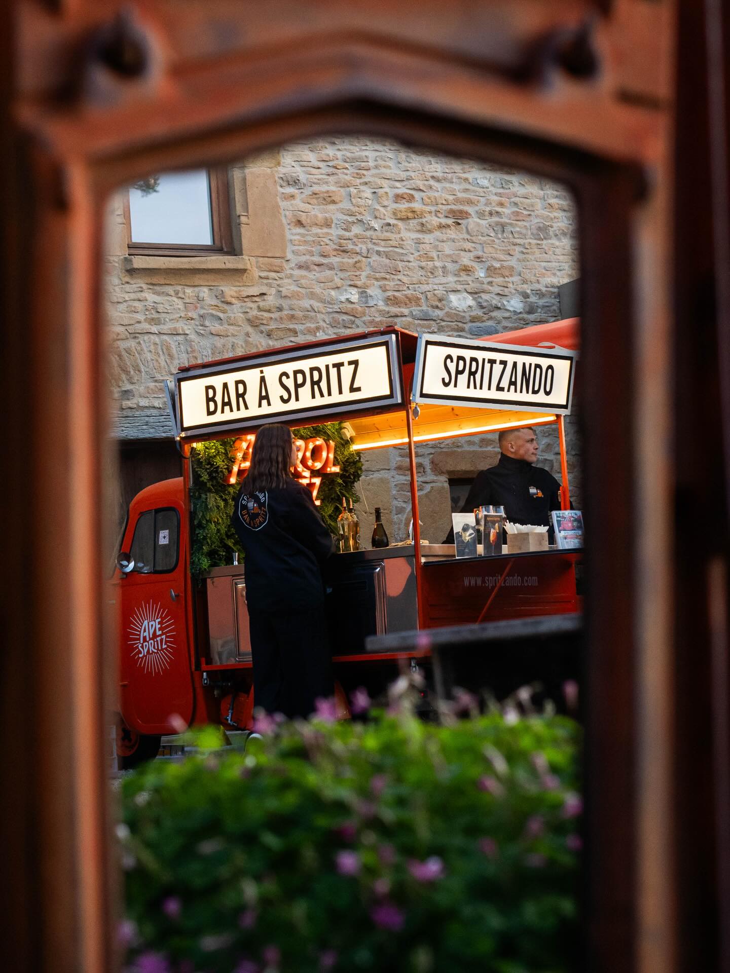 Le bar à Spritz par @spritzando_off lors d’un mariage à la @courdoree
Lumière de fin de journée ✨📸
#photographemariage #beaujolais #domainemariage #mariagelyon #photographemariagelyon
