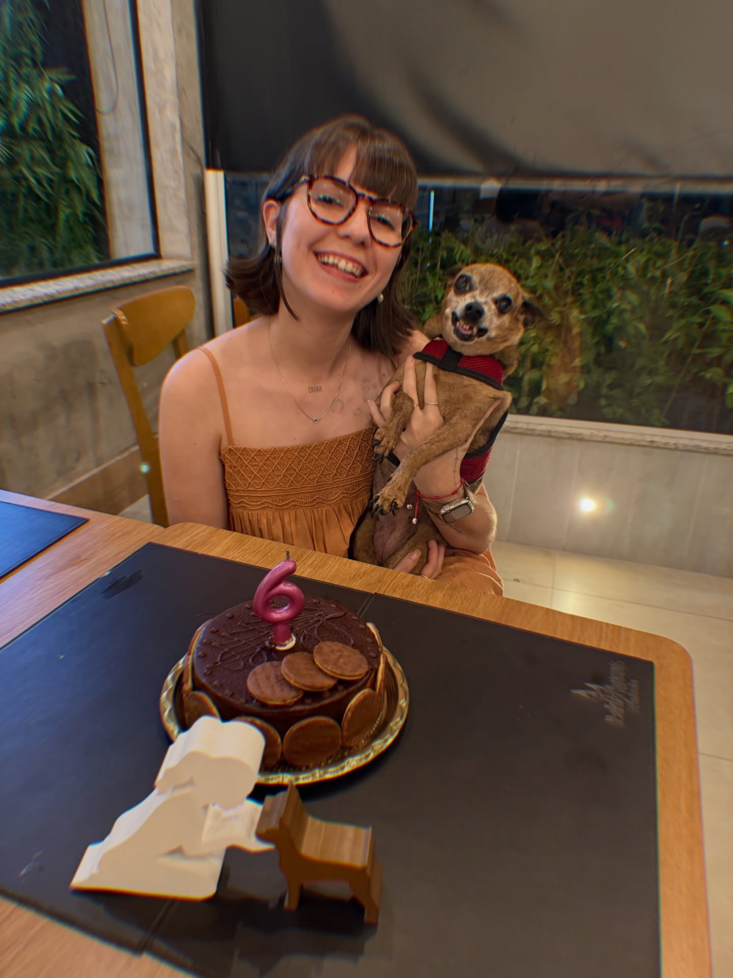 Querido diário: hoje é um dia feliz! ✨🥹
29.01.2026, estamos completamos 06 anos de Be-Art…
e o tempo é mesmo relativo!
Ao mesmo tempo que parece que foi ontem que o Be-Art nascia, parece que ele sempre esteve aqui, dentro de mim! ✨
Esses 06 anos não foram 6 meses, 6 semanas ou dias. Foram cheios de trabalho, superação e desafios… mas também foram conquistas, realizações e propósito!
Quando digo “estamos completando”, falo no coletivo, porque há tempo o Be-Art deixou de ser só a Bia, e se tornou uma forma de ver o mundo.
Alcançamos pessoas, corações, histórias e através dos detalhes, a arte e a vida seguem fazendo morada não só em mim, mas em quem faz parte dessa história.
Como sempre digo, “mais do que contar histórias, é fazer parte delas”. E hoje o obrigada é pra cada um que acredita junto comigo, por fazer parte dessa história! 🩶
Sem grandes produções, resolvi nesse aniversário olhar pro simples… Registros que nos fazem olhar, e sorrir!
Hoje é um dia feliz! ✨
Feliz 06 anos, Be-Art 🎂
✍🏻 @biafraga_