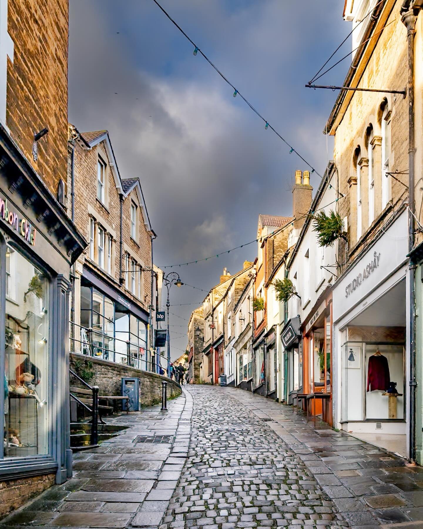 An uphill shot of this lovely thoroughfare, on another wet afternoon! #frome #fromesomerset #lovefrome @garfieldaustinphotography @garf