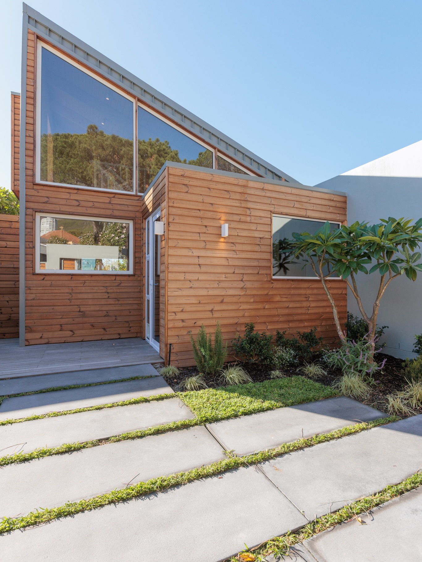 Nestled in the heart of Vredehoek, Cape Town, this sleek timber frame home is where modern angles meet natural warmth. Complete with lush gardens and that unbeatable Table Mountain vibe.
#capetownhomes #vredehoek #timberframearchitecture #modernliving