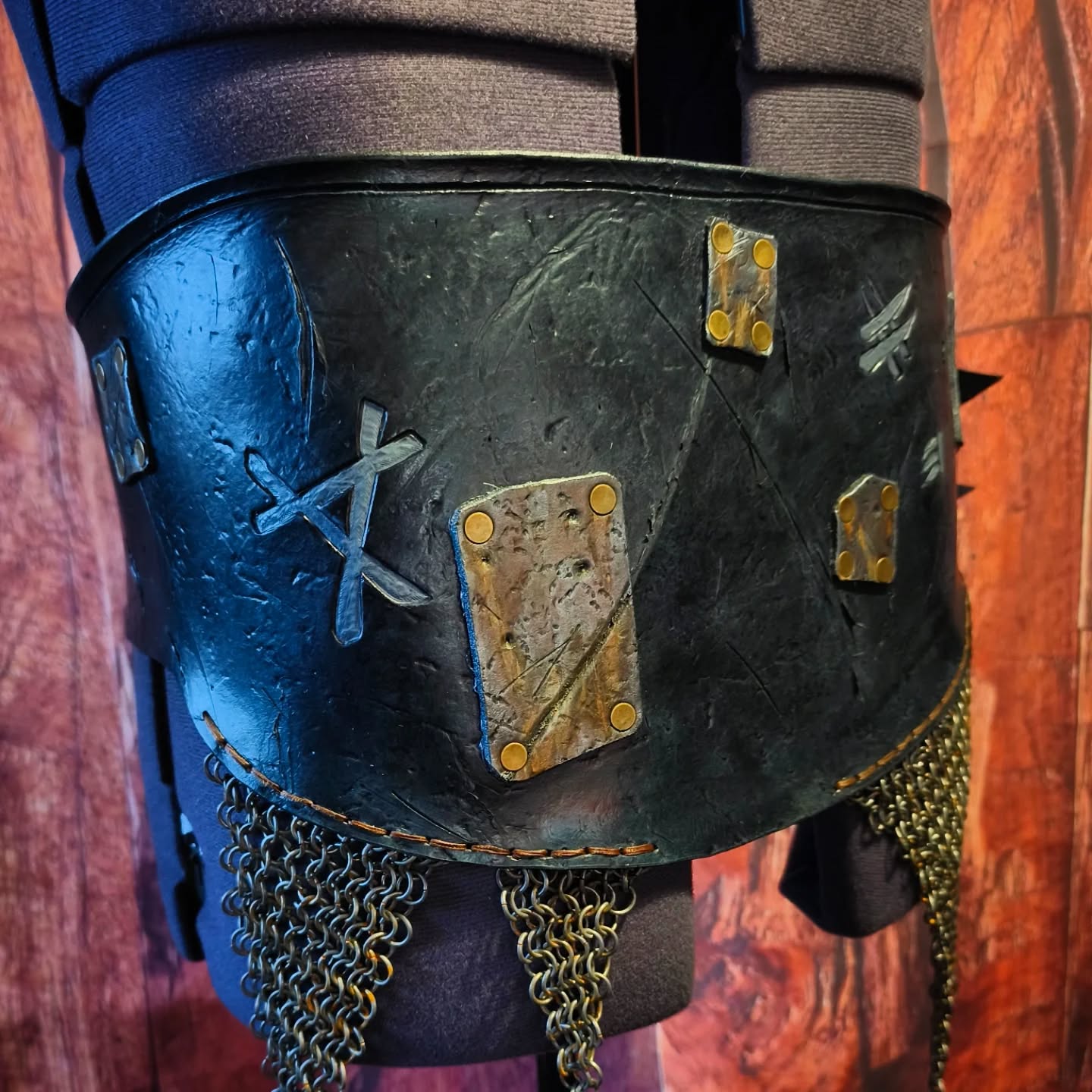 Yes-yes, manthing can make-craft passable Skaven armour.
Sturdy hide-flesh and steelchain to protect-guard our glorious Clawleader.