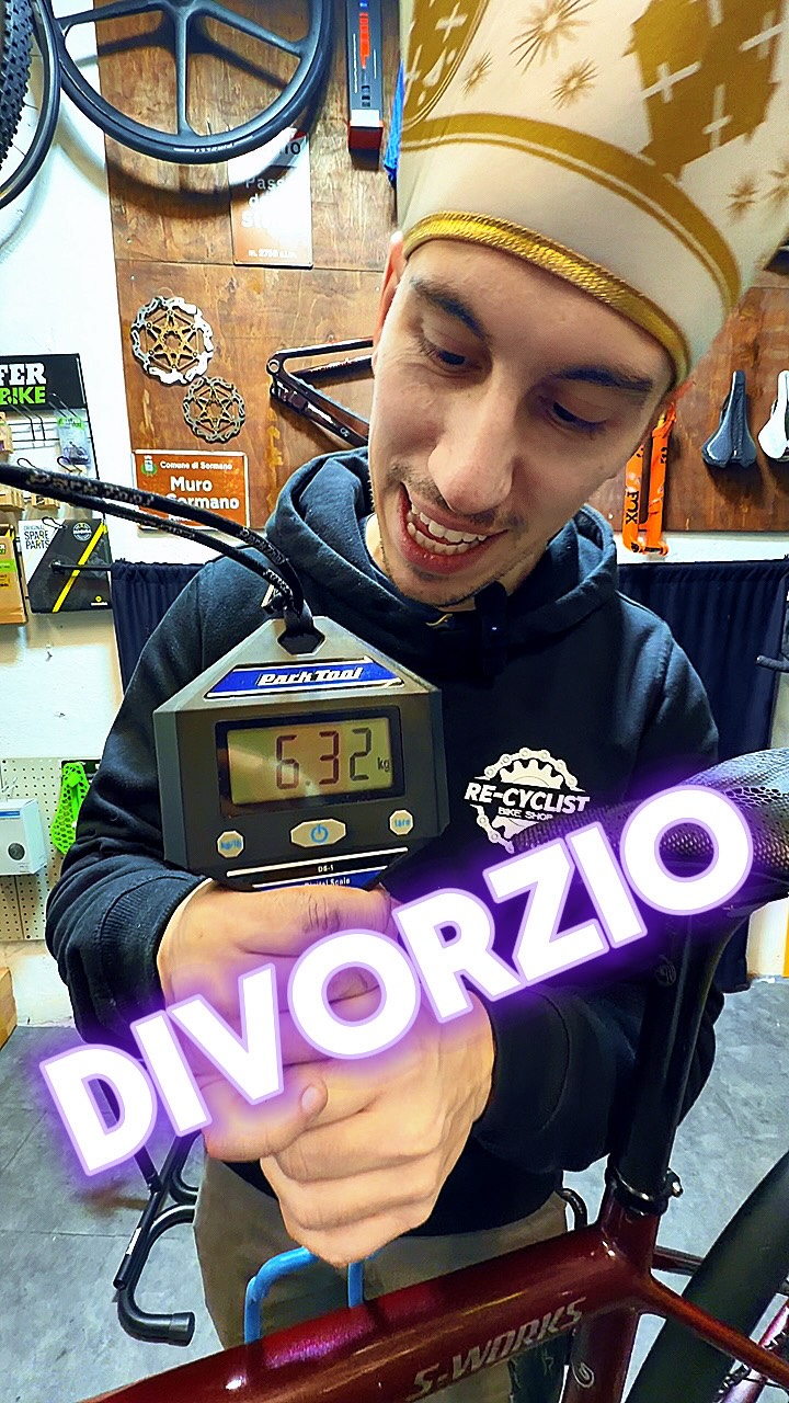 🙏☀️ Ritorna SAN S-WORKS… e con lui la S-Works AETHOS (A-E-T-H-O-S)
Benedetta, superleggera e pronta a fare miracoli in salita.
Taglia 54, allestita come si deve e con un peso che è praticamente un sacramento. 😇
⚙️ Shimano Dura-Ace Di2 11v elettronico
📊 Guarnitura Dura-Ace con Power Meter
🛞 Roval Alpinist CLX
🛫 Cockpit integrato Roval Alpinist (superleggero)
⚖️ 6,3 kg… e sì: con camere d’aria in butile 🤯
💥 Prezzo: 3.999 €
💳 Finanziabile a tasso zero • 🔄 Permutabile • 🚚 Spedizione gratuita in tutta Europa
🔧 Revisione autocertificata • ✅ Pronta a partire
📍 Re-cyclist Bike Shop – Longone al Segrino (CO)
🌐 www.recyclistbikeshop.com
📞 031 547 8454 (WhatsApp)
#specializedaethos #sworksaethos #duraacedi2 #rovalalpinist #recyclistbikeshop