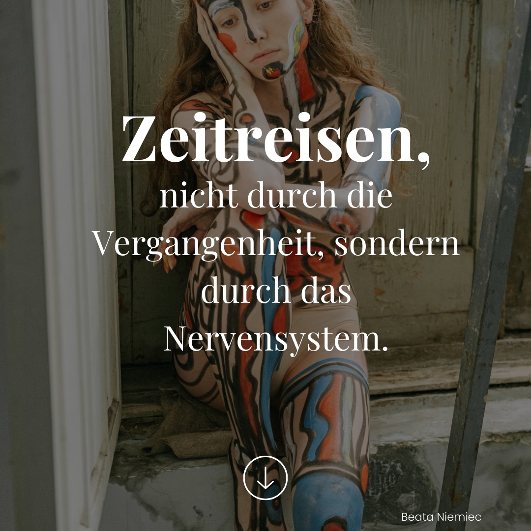 Regressive Hypnose wird oft als Zeitreise bezeichnet, aber nicht im linearen Sinn. Denn das Nervensystem funktioniert nicht in den Kategorien Vergangenheit–Gegenwart–Zukunft.
Was einst einen Schock im System ausgelöst hat, eine starke Stressreaktion oder emotionalen Schmerz, was damals nicht sicher erlebt und integriert werden konnte, ist für den Körper oft weiterhin präsent.
Unabhängig davon, ob der Triggerpunkt aus der Kindheit stammt oder aus emotionalen Erfahrungen früherer Generationen übernommen wurde, reagiert das Nervensystem immer im Jetzt.
Für das Nervensystem gibt es kein „gestern“.
Es gibt nur die aktuelle Aktivierung gespeicherter Muster.
Deshalb kehren wir in der Regression nicht chronologisch in die Vergangenheit zurück.
Wir bewegen uns durch die inneren Speicher von Körper und Unterbewusstsein, dorthin, wo frühere Erfahrungen bis heute unsere Reaktionen, Emotionen und Beziehungen beeinflussen.
Oft geht es nicht um eine einzelne konkrete Situation aus der Vergangenheit. Viel häufiger handelt es sich um eine emotionale Erfahrung, die sich in verschiedenen Lebensmomenten wiederholt hat.
Das Nervensystem speichert diese Erfahrungen nicht getrennt.
Es speichert sie als Muster.
In der Regression können wir einen zentralen Moment dieses Musters erreichen. Wird er wahrgenommen, sicher gehalten und integriert, entspannt sich nicht nur dieser eine Moment, sondern die gesamte innere Reaktionsspirale.
Das Nervensystem erhält eine neue Erfahrung von Sicherheit
und speichert neue Möglichkeiten zu reagieren.
Genau dort beginnt spürbare Veränderung.
Das ist eine wunderbare Möglichkeit, Neuroplastizität bewusst zu nutzen und mitzugestalten. 🙏🏻
Wenn du spürst, dass dieses Thema mit dir resoniert und du herausfinden möchtest, ob diese Form der Arbeit für dich passend ist, lade ich dich herzlich zu einem kostenlosen Erstgespräch ein.
In einer vertrauensvollen Atmosphäre schauen wir gemeinsam auf dein Anliegen und klären deine Fragen.
Herzliche Grüße 💜
Beata