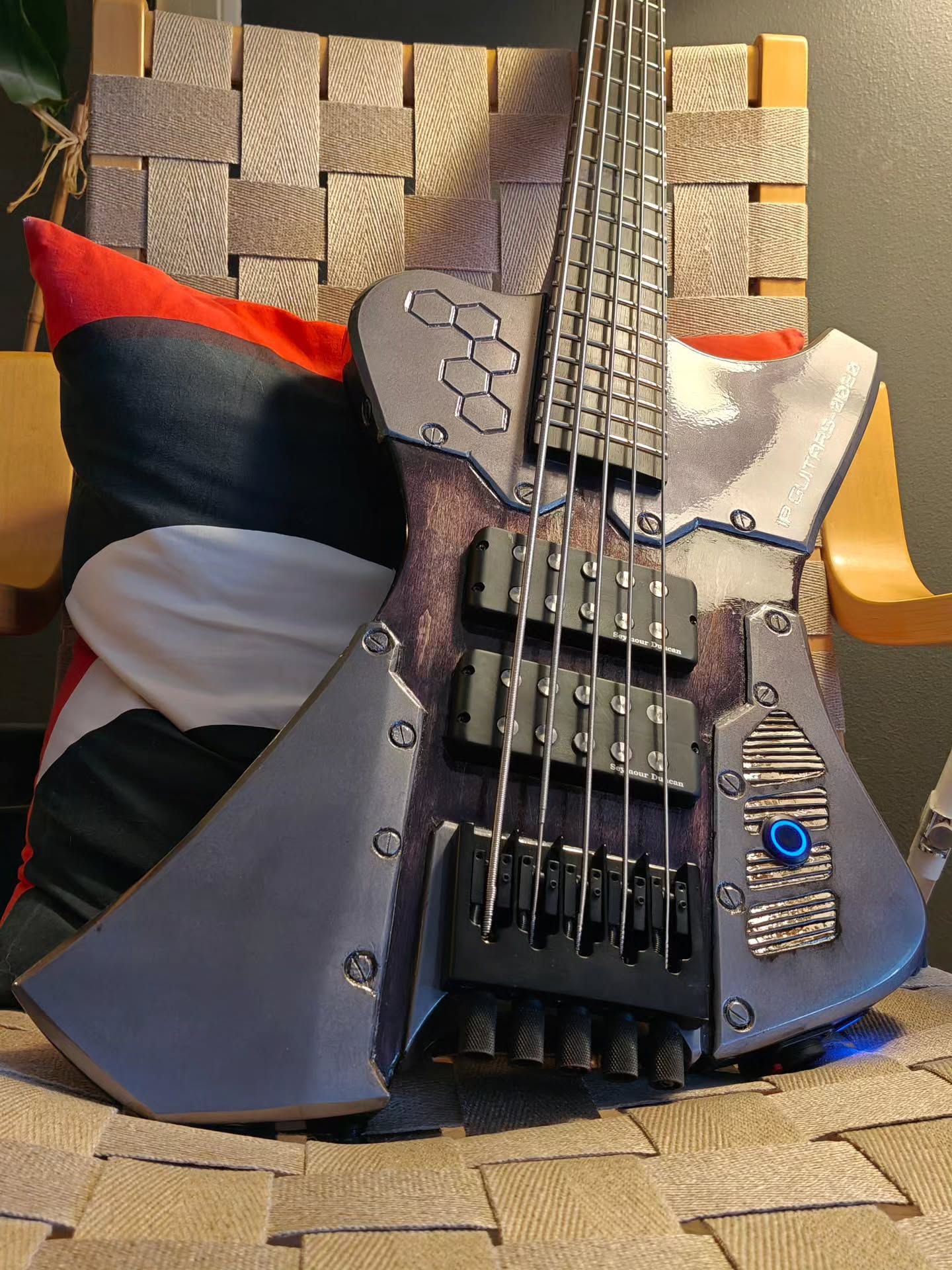 @johnnygrinds revamped GoreOver headless. Turned the fretless into a fretted 5-string headless bass. Carved out the "metal panels" and redid the electronics.
For those not familiar, the button on the front is a killswitch, the button near the locking @neutrik.de jack turns on the LEDs (one feeding the fiber optics for the side dots), both @seymourduncanpickups SMB-5 pickups have their own volume control accessible from the back.
#ipguitars #bassdaily #headlessbass #bassguitar #custombass