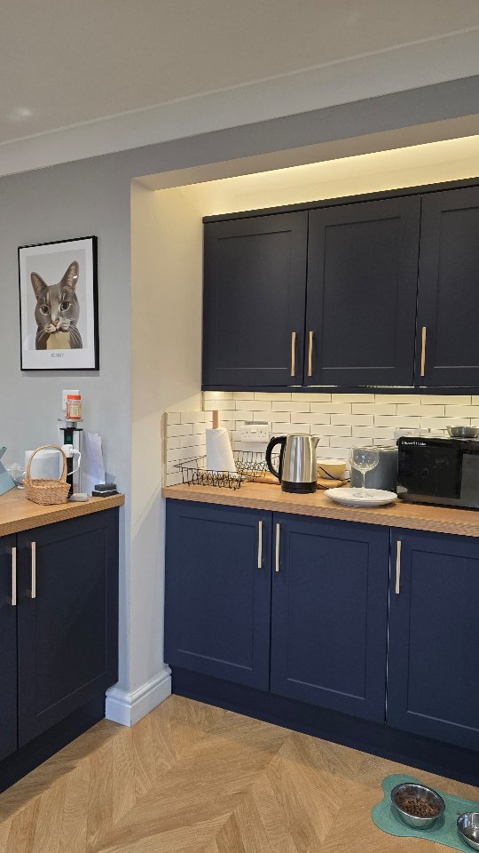 Pure elegance šā»ļø our most recent kitchen transformation preview.
Finish - Ultra soft touch royal blue
Handles - Rose Gold
Doors - Custom made-to-measure shaker style.
Full reveal coming soon...
#wrappedkitchens #interiorwraps #bristolinteriordesign #kitchenwrapper