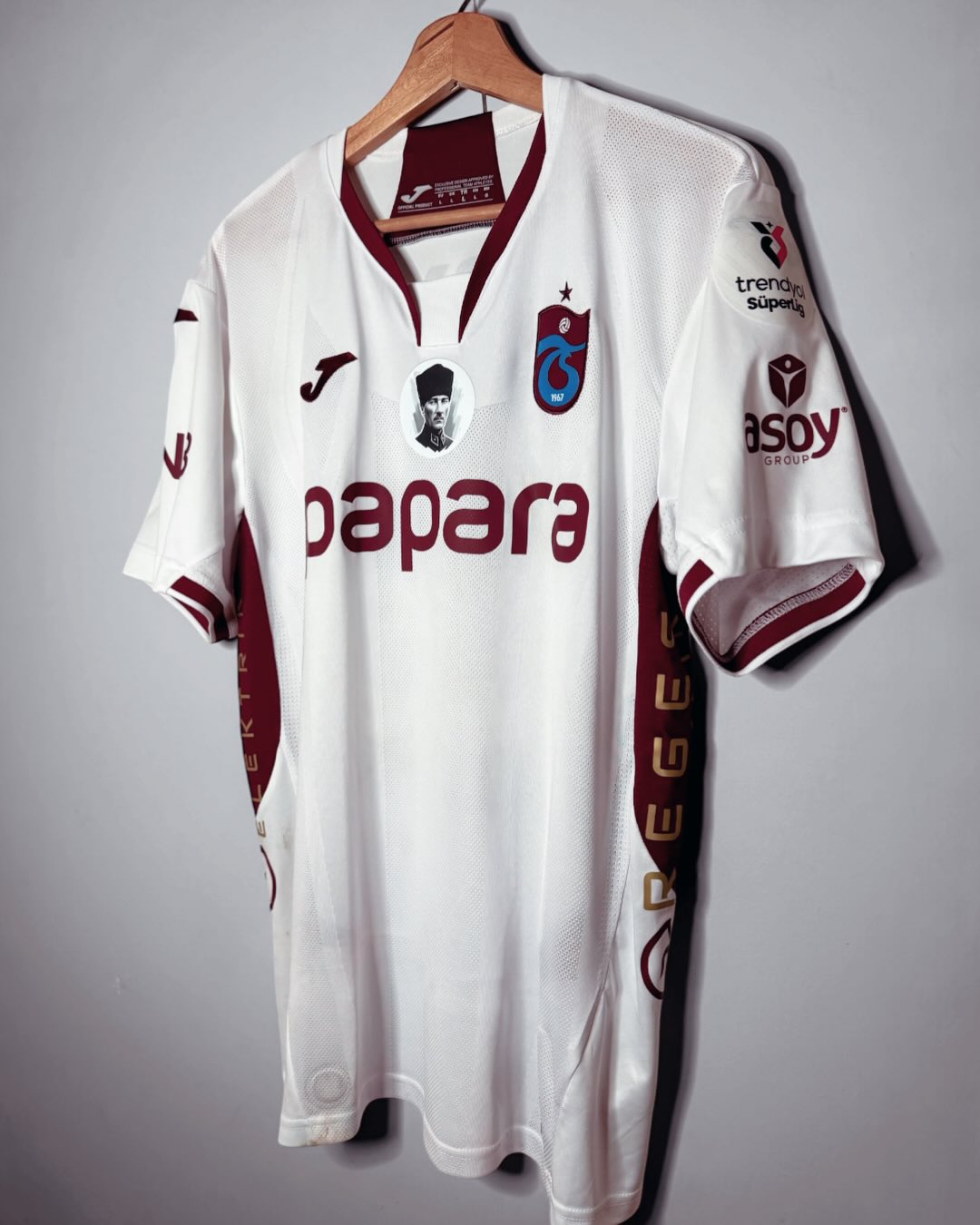 ๐น๐ท ๐น๐ท ๐น๐ท
This Trabzonspor shirt worn by Mustafa Eskihellaรง in the game against Galatasaray (Nov 1, 2025) is a true symbol of pride and respect, featuring the Gazi Mustafa Kemal Atatรผrk badge.
Honored to have this in my collection. ๐
#turkey #atatรผrk #matchworn #trabzon