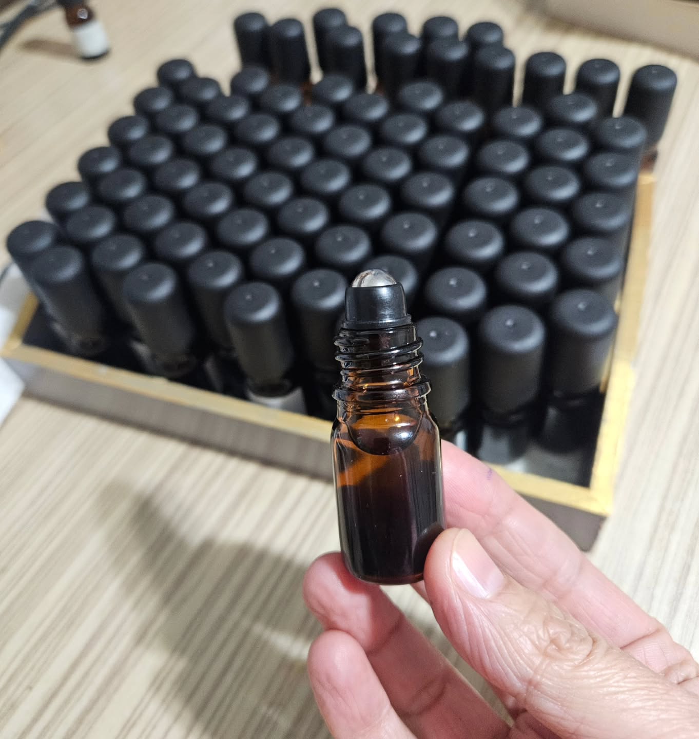 Yaklaşık 1 yıldır demlenmiş olan destekleyici aromaterapik kokularımız hazırlandı..
🧠 Odaklanmaya yardımcı
🚭 Sigara bırakma sürecinde destek
🍃 İştah Dengeleyici karışım..
Her biri %100 saf uçucu yağlar ile özenle çalışıldı👩🏫
🌿 Aromaterapik Kokular Nedir?
Aromaterapik kokular, bitkilerin çiçek, yaprak ve kabuklarından elde edilen uçucu yağların zihinsel ve duygusal alanlara verdiği tepkilere dayanır.
Bir koku; bazen dikkati toplar, bazen iştah hissini sakinleştirir, bazen de sigara isteğini bastıran bir “dur” alanı oluşturur.
Tedavi değil, destek.
Duyular üzerinden etki eder 🌬️
“Bir şeyi bastırmak” değil,
bedeni ve zihni nazikçe hatırlatmak demek.
Her koku;
🌿 doğadan
🌿 sade
🌿 farkındalık odaklı
“Hangi koku alanı sana şu an daha iyi gelir?”
🧠 Odak
🚭 Sigara desteği
🍃 İştah dengesi
#aromaterapi
#aromaterapikkoku
#doğalkoku
#temizüretim #handmade