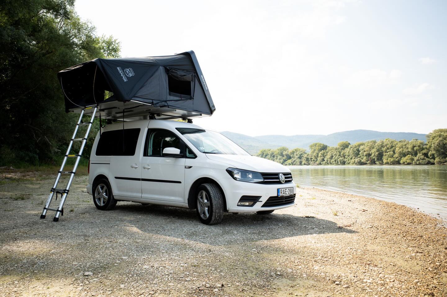 Hétvégi túra tippek 🌞
Felsorolni is hosszú lenne, mi mindent rejt a környezet, egy karnyújtásnyira a város zajától.
Jó, megpróbáljuk.. 😉
A Dunakanyar előszobájának is tekinthető Tahitótfalu, Budapesttől mintegy 30 km-re fekszik gyönyörű környezetben. A Duna közelsége, a zöld környezet és a környező dombok látványa már érkezéskor megteremti a pihenés alapját.
Tahitótfalu Duna menti szakasza kiváló helyszín nyugodt környezetben való kempingezésre, vízi sportokra, mint evezés, kajakozás, SUP-ozás. 🏄🛶
A part mentén több csendes, árnyékos terület található, ahol piknikezni, napozni vagy egyszerűen csak a víz közelségét élvezni lehet, illetve a horgászok számára is vonzó helyszín. 🎣
Ha tetősátorral érkeznél:
A faluban a Duna mellé érkező földutakról több kisebb kavicsos partszakasz nyílik, ahol lehet piknikezni vagy kényelmesen kimenni a vízhez gyalog. Ezek legtöbbször nem fizetős parkolók, hanem egyszerű pihenőhelyek a part közelében (figyelj oda, hogy ne akadályozd a forgalmat).
Ilyen szuper hely pl. a Dunasorról (Dunasor 8) nyíló árnyékos, vízpart közeli pihenő. Itt akár tetősátorral is maradhatunk éjszakára, ha nem zavarjuk a horgászokat. 🌳🐟
#dunakanyar #tahitotfalu #turatippek #tetosator #ikamper