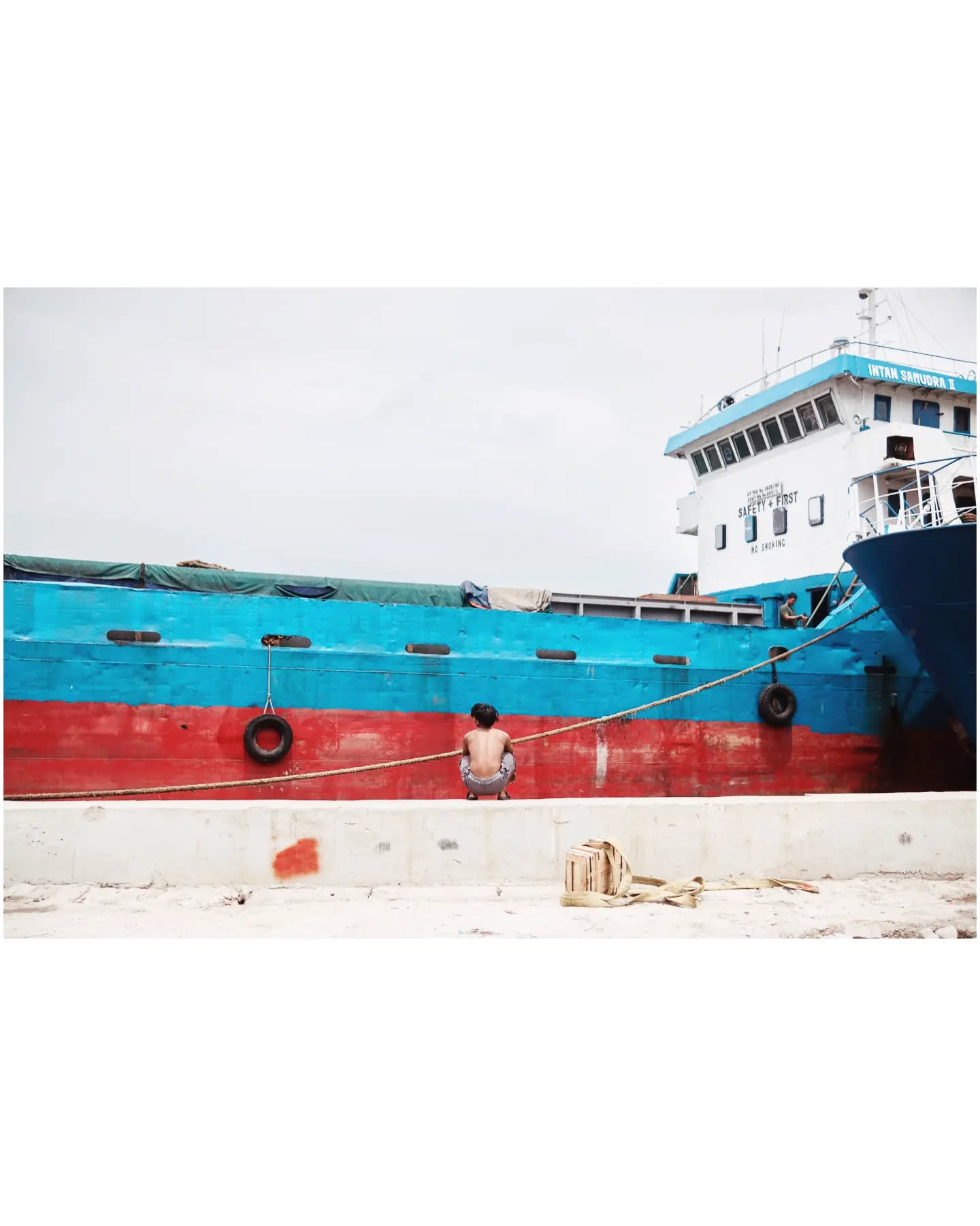 Sunda Kelapa, vieux port de Jakarta.
.
.
.
#java #sundakelapa #port #streetportrait #jakarta
#indonesia #indonesie #travelphotography #travelphotographyoftheday #adventureland #travelgram #fujifilm #streetphotography #therawsociety
#lensculturestreets #natgeo