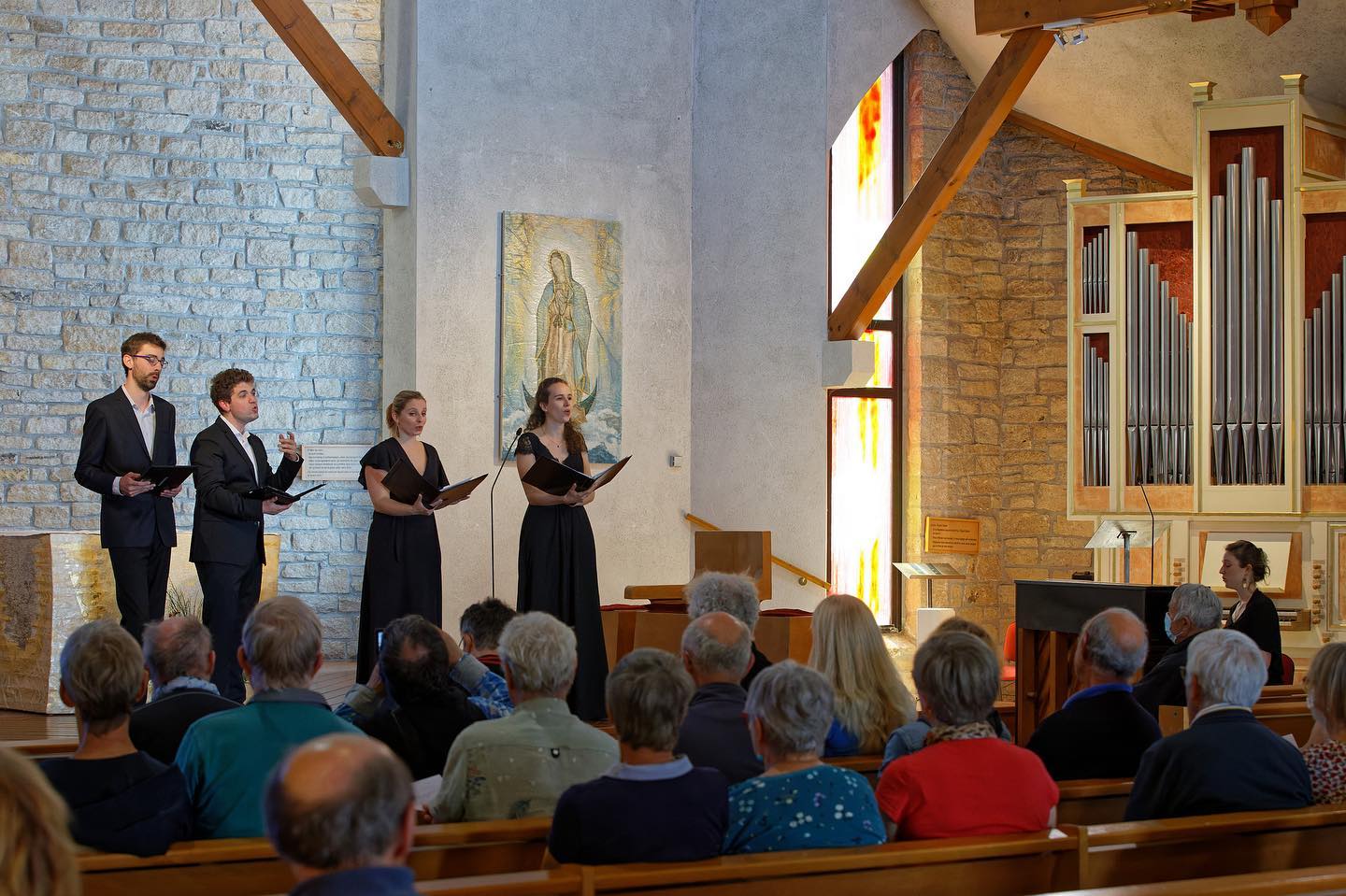 🇫🇷 En septembre 2019, nous nous étions faits la promesse de revenir, c’est désormais chose faite !
Si deux années se sont écoulées, en raison d’une épidémie bien mal venue, nous avons eu le grand bonheur de présenter le 26 juin dernier à Lorient notre programme « Le temps d’une chanson », devant une centaine de mélomanes attentifs et particulièrement enthousiastes.
Nous les en remercions chaleureusement, ainsi que toute l’association des amis de l’orgue de Sainte-Bernadette-du-Kreisker pour leur hospitalité et leur générosité.
🙌 Prochaine étape : le 28 juillet pour une production commune autour du Stabat Mater de Scarlatti en compagnie d’excellents musiciens de la région bretonne avec lesquels nous aurons la joie de collaborer. Ce sera en l’abbatiale Saint-Gildas-de-Rhuys dans le golfe du Morbihan.
D’ici là restez connectés, nous avons plein d’images et de nouvelles importantes à vous communiquer 🎶 Nous avons plus que jamais besoin de votre soutien 🙏
📸 Crédit photo de notre ami Francis Payol, que nous remercions très chaleureusement pour ses magnifiques clichés !
🇬🇧 In September 2019, we made the promise to come back in Lorient, it's now achieved!
If two years have passed, due to a very unwelcome epidemic, we had the great pleasure of presenting our last program « Le temps d’une chanson » on June 26th in Lorient, in front of a hundred attentive and particularly enthusiastic music lovers.
We warmly thank them, as well as the entire association for the preservation of the organ of Sainte-Bernadette-du-Kreisker for their hospitality and generosity.
🙌 Next step: July 28 for a joint production around Scarlatti's Stabat Mater with excellent musicians from Britanny area. It will be in the abbey of Saint-Gildas-de-Rhuys.
Until then we stay in touch, we have lots of important photos and news to share to you. We need your support more than ever 🙏
📸 Francis Payol
#ensemblesottovoce #musician #quatuor #vocal #vocalquartet #music #voice #classical #france #ensemble #lorient #bretagne #concert #liveperformance