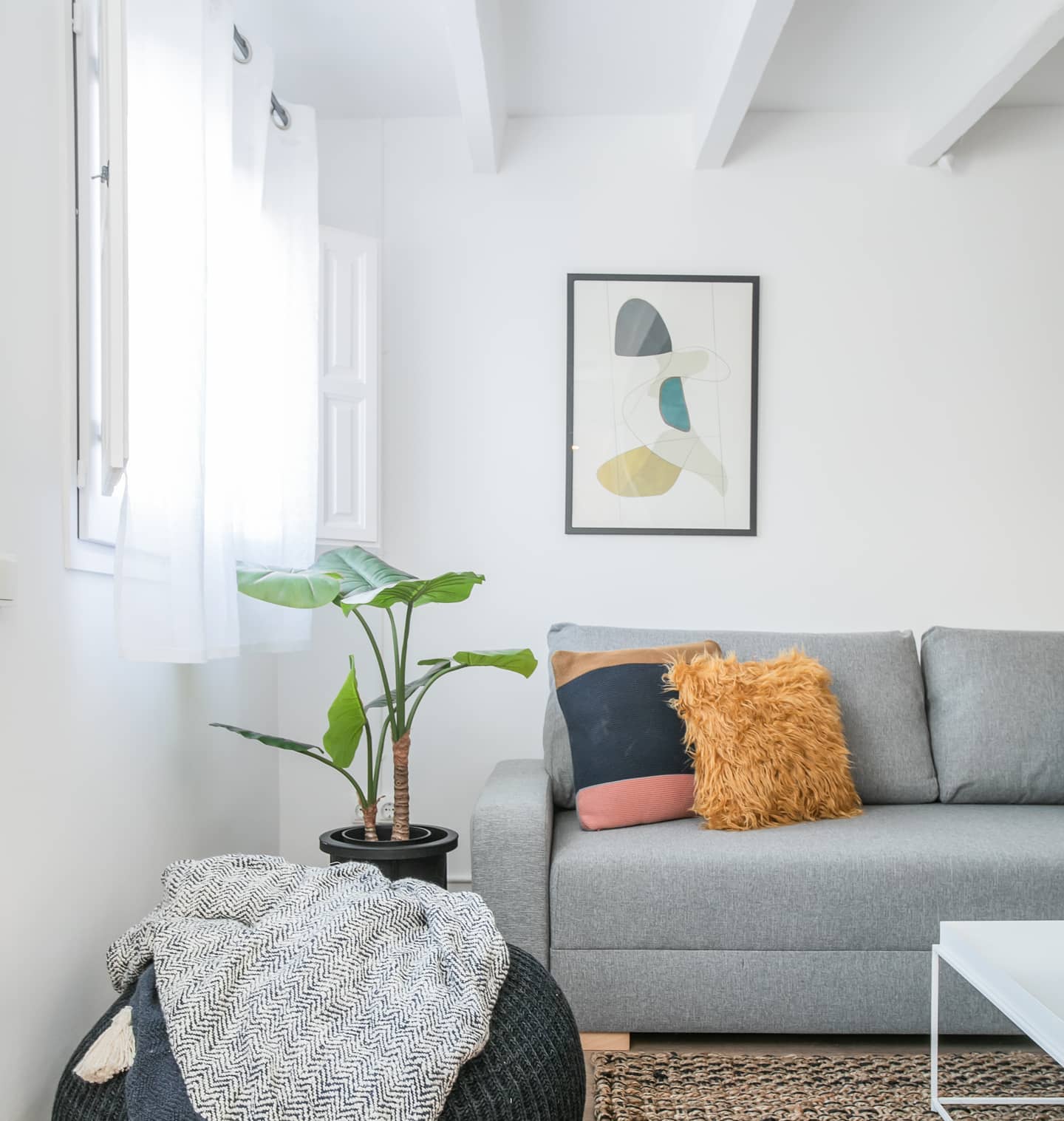 Todo espacio tiene siempre un lugar especial, un rincón donde sentarse a descansar cuando las prisas de la calle te piden relax. Nos encanta la calle, verdad?. La vida que ruge fuera, vital y movida. Pero nos enamora llegar a casa y respirar confort e intimidad.
#interiorismo #homedecor #arquitectura #decoracion #interiorstyling #interiordesign #home #decoracioninteriores #arquitectura #interiordesign