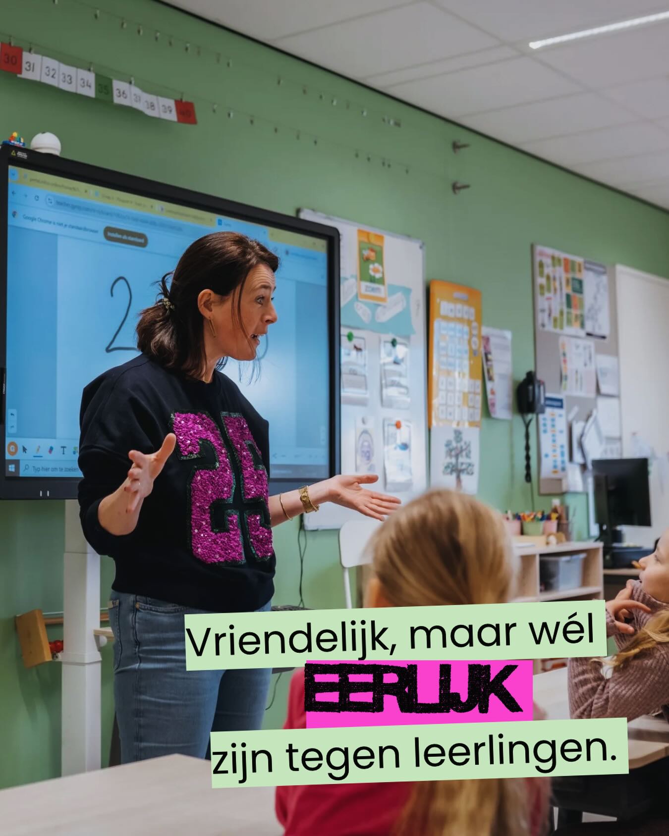🔥 Tip van de week!
Wees eerlijk tegen leerlingen over de kwaliteit van het antwoord.
Herken je dit? Je stelt een vraag in de klas en een leerling geeft antwoord. Dat antwoord komt wel in de richting van wat je wil horen maar het is het nét niet. Er mist iets. De kern komt nét niet goed of duidelijk naar voren. Je denkt te weten dat de leerling het wel begrijpt, alleen niet helemaal goed vertelt. Het zit er wel in!
Wat doe je dan? Vaak genoeg hoor ik leraren iets zeggen als ‘ja inderdaad’ waarop het antwoord van de leerling herhaald wordt maar dan nét iets beter, iets mooier of iets vollediger. Door de leraar dus.
Misschien denk je nu dat dat toch geen kwaad kan? Nee, kwaad kan het niet lijkt me. Maar gek is het soms wel. Je zegt ‘ja’ maar vervolgens zeg je iets anders dan wat de leerling had geantwoord. Dat kan verwarrend zijn voor de leerling in kwestie want ‘huh dat zei ik toch niet?’.
Plus, het is een gemiste kans! Je ontneemt leerlingen de kans om zelf scherper na te denken, om meer voldoening te laten ervaren, om zichzelf te verbeteren.
Wat dan wel? Simpel, wees vriendelijk maar wel eerlijk tegen leerlingen. Je kunt bijvoorbeeld zeggen dat je hoort dat de leerling in de goede richting zit maar dat je nog niets mist. Je nodigt de leerling uit zichzelf te verbeteren of je vraagt een medeleerling om een aanvulling. Lukt dit dan prijs je de leerlingen omdat ze samen tot het goede antwoord zijn gekomen. Lukt dit niet dan geef je zelf een tip of het goede antwoord en vraag je de leerling om het volledige antwoord te herhalen.
Is het antwoord dat de leerling in eerste instantie geeft totaal niet goed? Wees ook daar eerlijk over. Reageer niet met zinnen als ‘ja, ik snap waar je heen wilt’ of ‘ja, bijna’ als dat niet zo is.
Je mag gewoon tegen een leerling zeggen dat iets niet klopt, dat iets niet zo is, dat een antwoord fout is. Eerlijk zijn betekent niet dat je lelijk hoeft te doen of dat je een leerling afwijst. Het betekent dat je een leerling serieus neemt en dat je duidelijkheid geeft om vervolgens de leerling op weg te helpen naar het wél beheersen van een strategie of goed begrijpen van de kennis. Daar groeien leerlingen veel meer van!