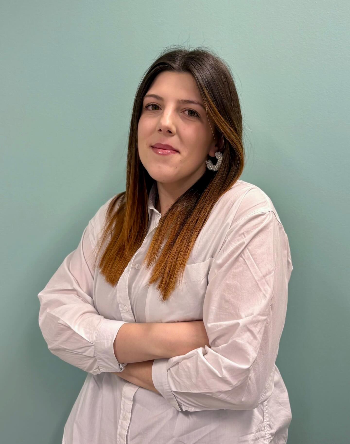 Ci presentiamo…
✨Martina Orlando✨
Psicologa e specializzanda in Psicoterapia Cognitivo-Costruttivista-Evolutiva.
Mi occupo di percorsi di consulenza e sostegno psicologico prevalentemente con adolescenti e adulti, offrendo uno spazio di ascolto e comprensione dei pensieri, delle emozioni e dei vissuti personali.
Il mio modo di intendere il lavoro psicologico è quello di un percorso che parte dalle radici della propria storia e dai propri pensieri per accompagnare la persona verso una maggiore consapevolezza, autenticità e benessere.
Attualmente lavoro anche come PEA in una scuola primaria, esperienza che arricchisce il mio sguardo clinico e il lavoro con i contesti educativi.