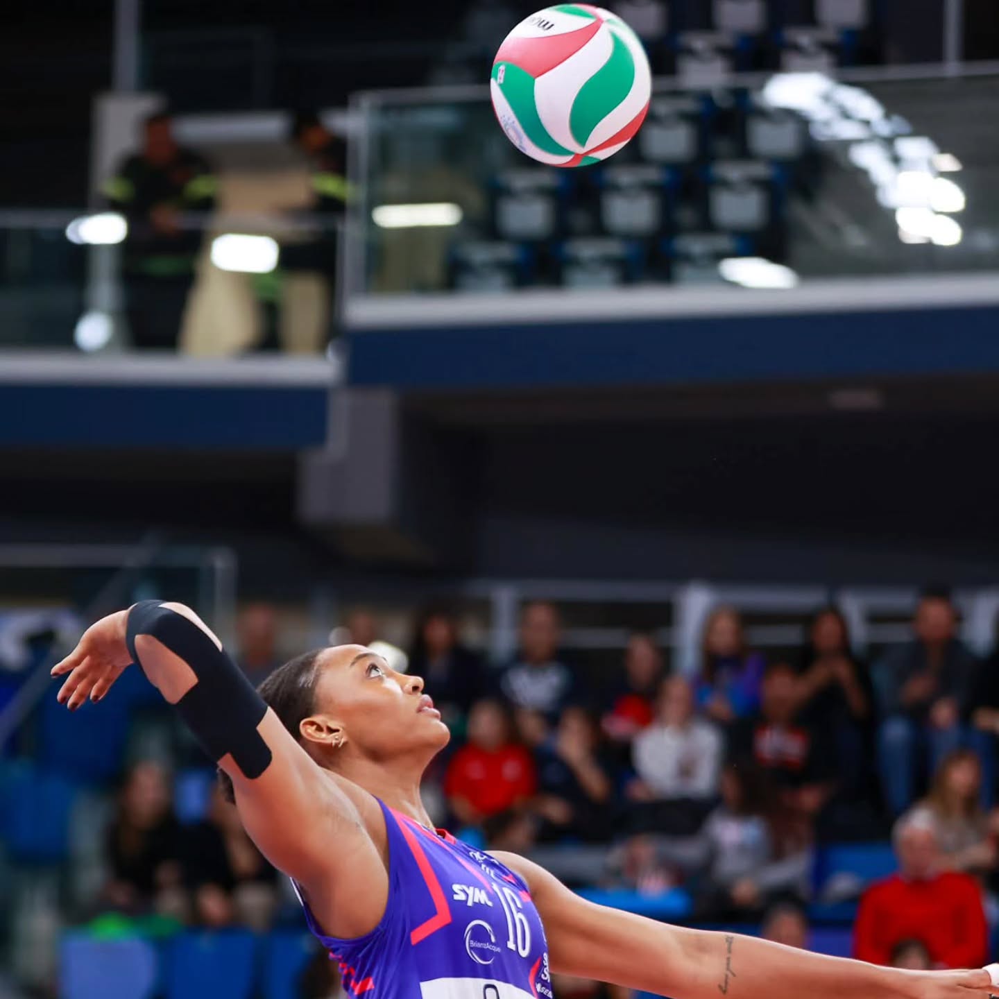 Il kinesiology ti garantisce stabilità, libertà di movimento e sicurezza… punto dopo punto. 💪🏐
Allenati. Gioca. Vinci.
•
•
•
Kinesiology tape gives you stability, freedom of movement, and confidence… point after point. 💪🏐
Train. Play. Win.
#kinesiology #kinesio #fisioterapia #pallavolo #allenamento