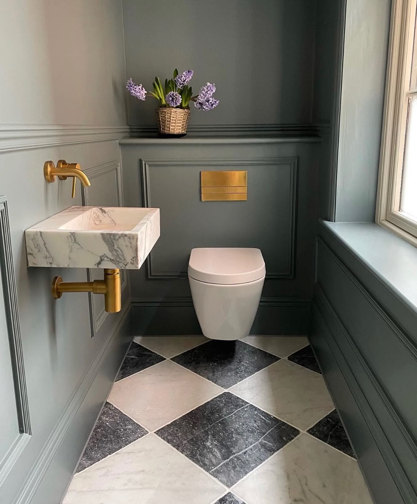 Maybe it’s the autumn feeling but I’ve used this beautiful colour in a couple of projects already this month, it’s De Nimes by @farrowandball - a down to earth and grounding blue. The exact shade is rooted in a regency palette but is inspired by the cloth of everyday workwear made in the French city Nîmes. Like denim, its blue hue is ultimately fashionable and yet always feels grounded. I’m always surprised when I visit my clients the varied paint brands they have used in their homes, so many to choose from and all very different. I find that painters also have a preference from job to job. So choosing a paint becomes much more than just a colour #interiordesign #colourpalette #colourconsultancy #interiordesigneroxfordshire #painting