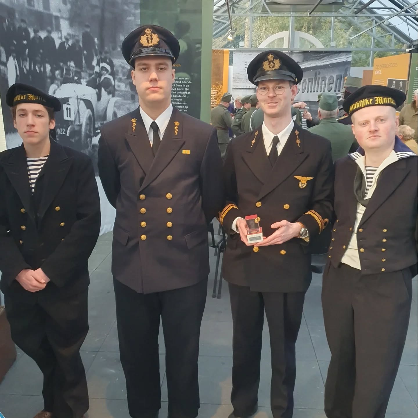 🇳🇱 Een week geleden ontvingen wij als groep de 'Wilhelmina trofee'. Elk jaar wordt deze uitgereikt aan een werkgroep binnen de vereniging die zich op bijzondere wijze heeft ingezet. Wij zijn erg vereerd en weten ons gewaardeerd!
🇬🇧 A week ago, our group received the 'Wilhelmina Trophy'. This award is presented annually to a group within the association that has made a special contribution. We are deeply honored and we appreciate this a lot!
#koninklijkemarine #onzemarine #wilhelmina #ww2livinghistory #ww2reenactment