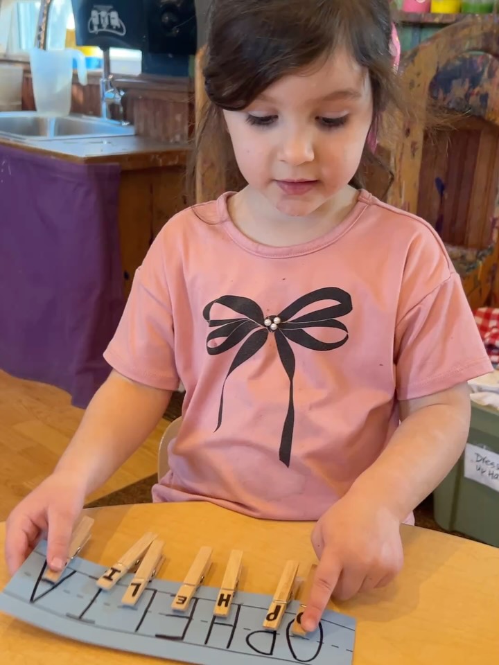 Ever wonder why we love using lettered clothespins for phonics practice? It might look like simple play, but it’s actually a powerhouse move for early development!
The Phonics Connection
By matching lettered pins to words or pictures, kids are:
Isolating sounds as they physically “attach” a letter to a word.
Building visual memory of letter shapes and sequences.
Engaging multi-sensory learning, which helps phonics rules actually stick!
The Writing Foundation
Before a child can hold a pencil comfortably, they need intrinsic hand strength. The “pinch” motion required to open a clothespin works the exact same muscles needed for a proper tripod grasp.
Every clip is a workout for:
Hand endurance (so they don’t get tired when writing later!).
Finger isolation and coordination.
Bilateral integration (using one hand to hold the card and the other to clip).
#EarlyLiteracy #FineMotorSkills #PhonicsFun #foxhillschooldanvers