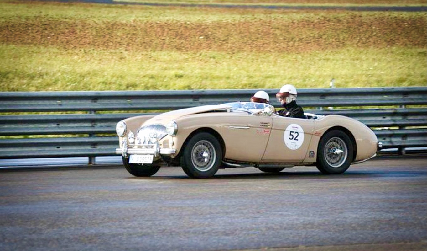 The Racing Queen at the Circuit of Luxembourg (Colmar-Berg) during the Luxembourg Classic 2025 - organized by the Motorpresse. The small principality of Luxembourg, located in the heart of Europe, delights visitors with its varied landscapes - from the dense forests and winding mountain roads of the Ardennes in the north to the rocky gorges of the Müllerthal and the Moselle River in the east. Picture: Foto-Kurz Imaging #AustinHealey #CoronetCream #RacingQueen @motorpressetv @suixtil @vintagedriver_de @ahspares @visit_luxembourg #luxembourgclassic #luxembourgclassic2025