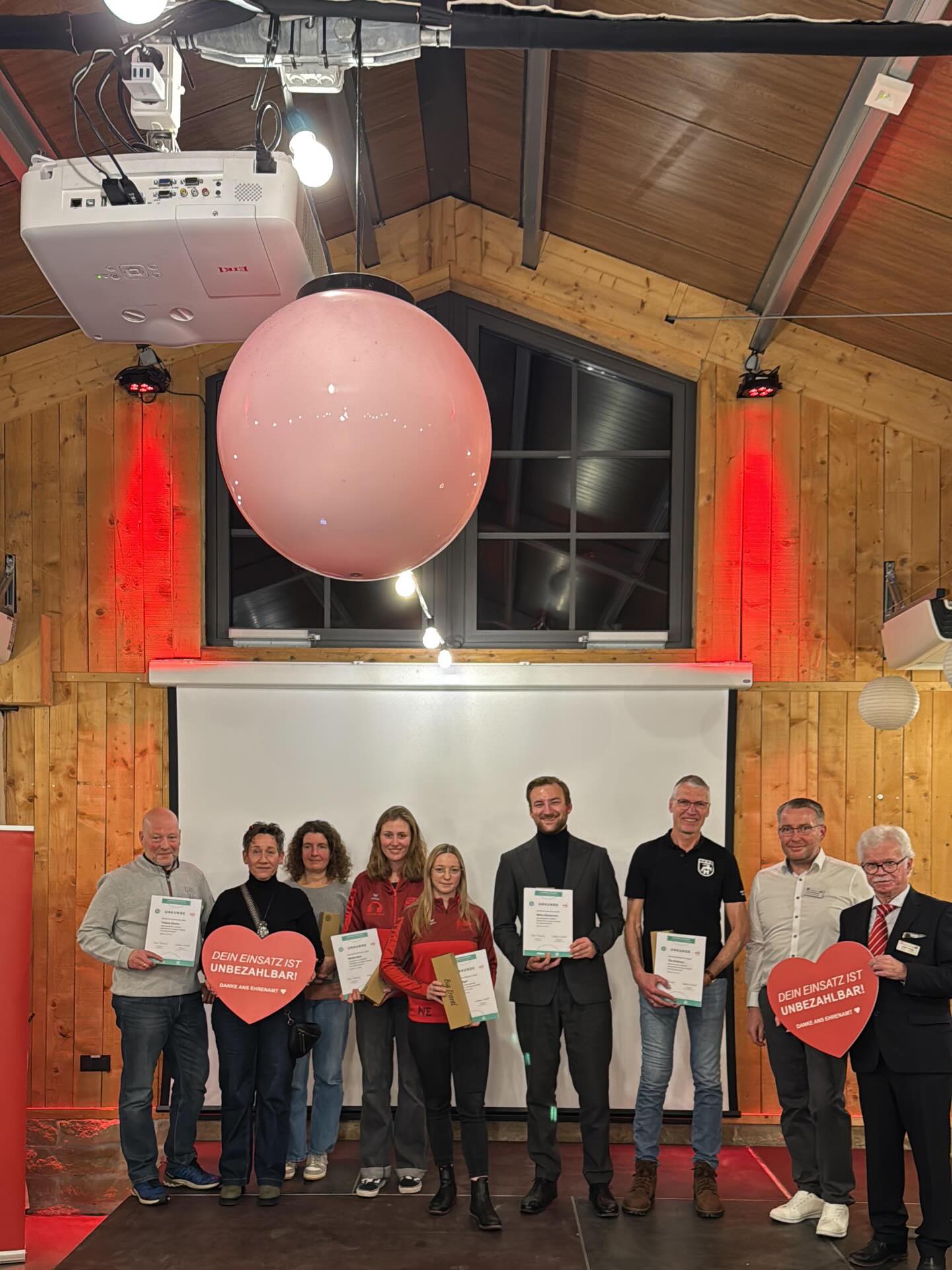 Veranstaltungs-Dreierpack am Montag
Gleich drei Veranstaltungen fanden für uns gestern Abend statt.
Im @achalmhof fand die Ehrungsveranstaltung des @wfv_insta im Bezirk @alb_wfv statt.
Mit dabei waren für uns Mirko Borjanovic, Jan Streckenbach und Nele Eger. Als geladene Gäste waren u.a. Reutlingens Bürgermeister Thomas Keck, als auch der Bürgermeister von Dettingen/Erms, Michael Hillert dabei.
Mit der Veranstaltung ehrt der Bezirk Alb all diejenigen, die im vergangenen Jahr durch ihre Ehrenamtstätigkeit besonders stark vertreten waren.
Veranstaltung 2 fand im Presseraum des SSV Reutlingen statt - unser Schulungsabend Januar, dieses Mal mit der Besonderheit „erste Hilfe im Sport“.
Corinna Bäuerle, ihres Zeichens Dipl. Trainerin und Sportphysiotherapeutin beim WFV, zeigte (u.a. mit der lebende Modellpuppe Francesco) wie man sich bei einer Kopfverletzung, einem Bruch, Sonnenstich oder schlicht einem Krampf richtig verhält.
Ganz wichtig 🚨 RUHE BEWAHREN 😌
Ruhe bewahren war bei Veranstaltung Nummer 3 dann nicht angesagt, sondern eher aktives Teilnehmen. Es fand der Onlineabend des Neulingskurses statt (ohne Bild). Alle 38 Neulinge wurden weiter intensiv auf ihre Prüfung am Wochenende vorbereitet. Viel Erfolg 🍀
#schiedsrichter #wfv #ehrenamt #erstehilfe #neulingskurs