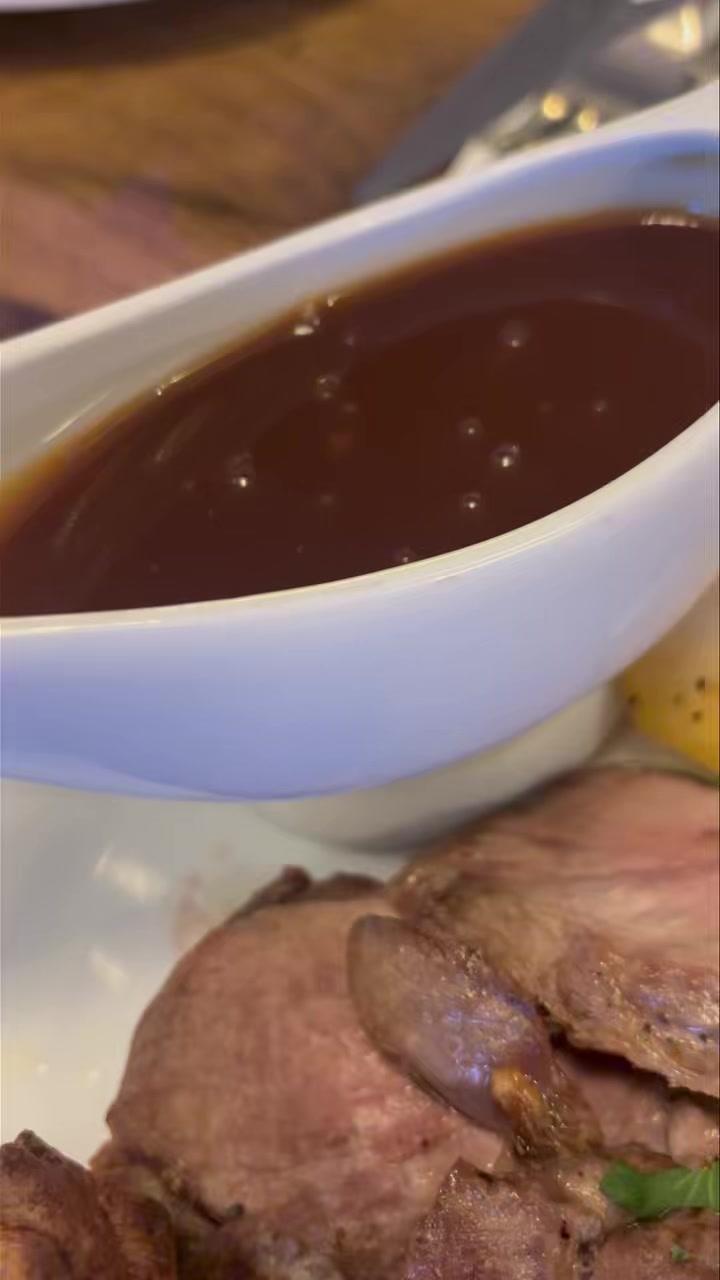 Cozy’s sharing roast for two 🌸
3 perfectly cooked meats, all the trimmings & deliciously tasty gravy 🍽️
Book now for Sunday to avoid any disappointment 🌸
01446 500111 📞