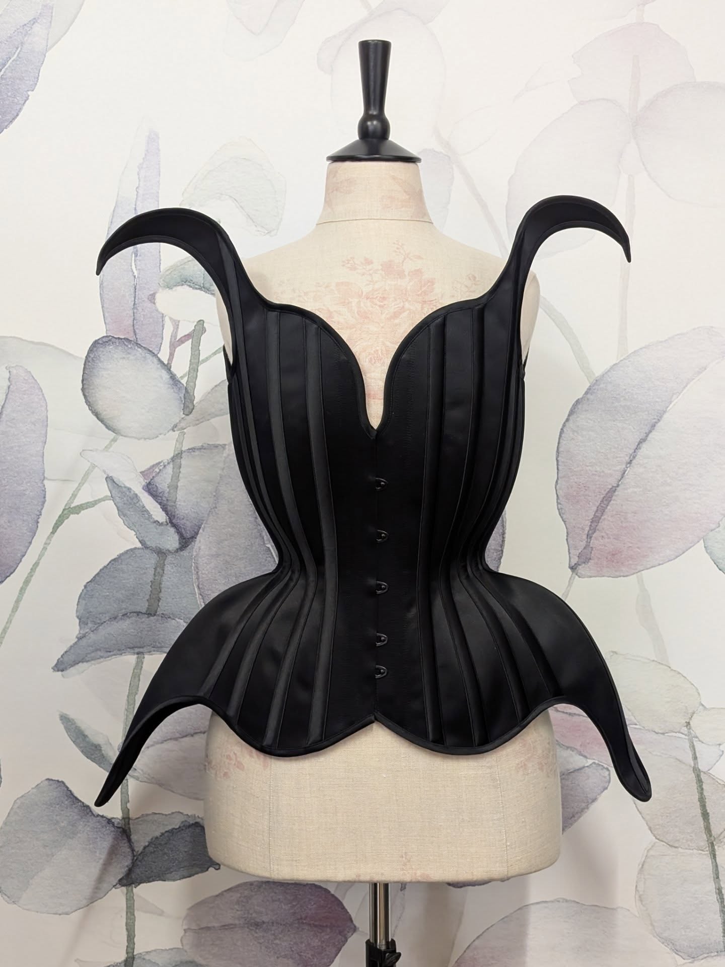 Black Butterfly corset for the absolutely lovely and talented @thekrystilia 🖤
Thank you @thekrystilia &@gioeleravizza98 for the trust, support and infinite kindness!
#corsetry #bespokecouture #bespokecorsetry #mistycouture #corset