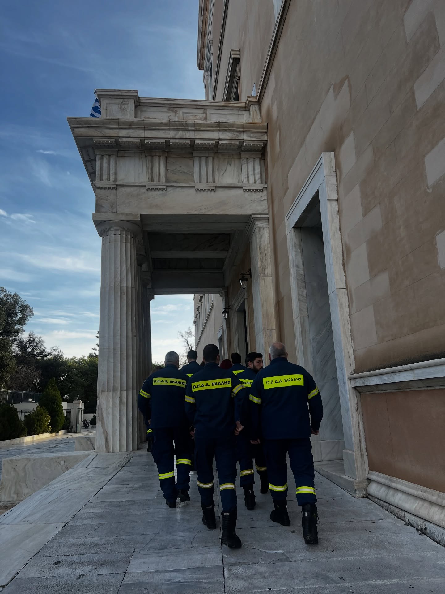 Η Ο.Ε.Δ.Δ. - ΕΚΑΛΗ 2000 ευχαριστεί θερμά τον κ. Μιχάλη Μπεκίρη, Διευθυντή του Γραφείου του Πρωθυπουργού στη Βουλή των Ελλήνων, για την πρόσκληση και τη δυνατότητα ξενάγησής μας στον χώρο του Κοινοβουλίου την Παρασκευή 23/01/2026.
Η επίσκεψη αυτή αποτέλεσε για όλους μας μια σημαντική εμπειρία, καθώς λειτούργησε ως έμπρακτη αναγνώριση της εθελοντικής μας προσφοράς και του έργου που επιτελούμε με συνέπεια και αφοσίωση. Φύγαμε με χαρά, ενθουσιασμό και το αίσθημα ότι η προσπάθειά μας αναγνωρίζεται.
Θερμές ευχαριστίες απευθύνουμε επίσης στην ξεναγό κα Παύλου και στην αστυνομικό κα Σχίζα για τον επαγγελματισμό, τη φροντίδα και τη συμβολή τους ώστε η ξενάγηση να είναι ουσιαστική και άρτια οργανωμένη.
O.Ε.Δ.Δ. - EKALI 2000 would like to warmly thank Mr. Michalis Bekiris, the Director of the Prime Minister’s Office in the Hellenic Parliament, for the invitation and the opportunity to visit the Parliament on Friday 23 January 2026.
This visit was an important experience for all of us, as it served as practical recognition of our voluntary service and the work we carry out with consistency and dedication. We left feeling happy, enthusiastic, and with the sense that our efforts are recognised.
We would also like to express our warm thanks to the tour guide, Ms. Pavlou, and to police officer, Ms. Schiza, for their professionalism, care, and contribution to ensuring the tour was meaningful and well organised.