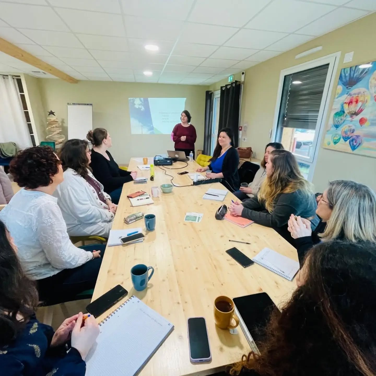Hier, j'ai animé un atelier "Je fais mes premiers pas face caméra" pour 10 entrepreneuses. Merci pour leur implication et leur sourire.
C'est l'occasion pour moi de rappeler que je forme les professionnels à l'utilisation de la vidéo dans leur activité pour oser incarner sa marque avec son image.
Vous avez envie de vous appuyer sur la vidéo pour votre communication, contactez-moi pour en parler. 🤳
#premierpas #jefaismonpremierpas #lorouxbottereau #vignoblenantais #clisson