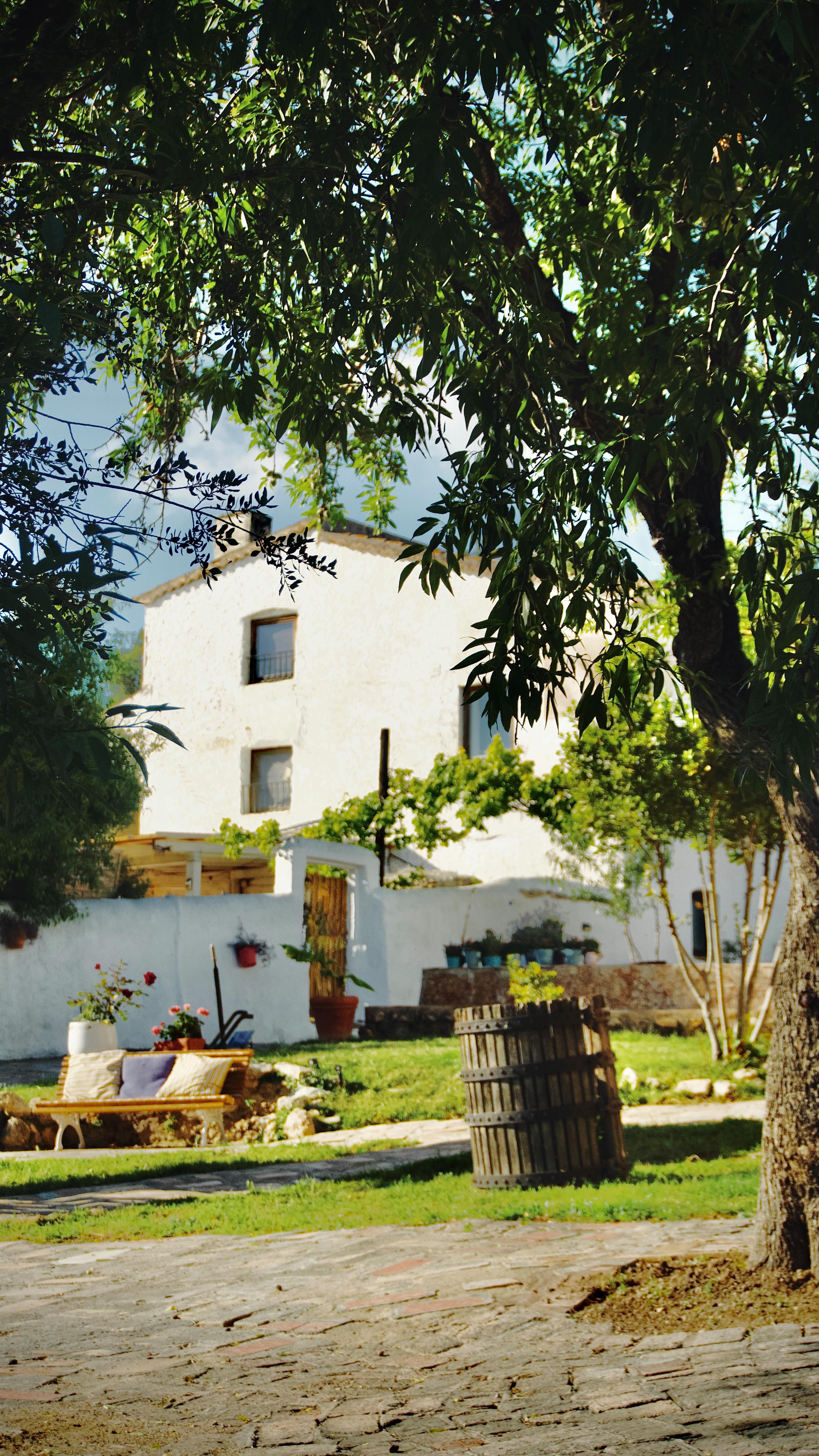 Tu boda no debería durar solo un día.
Diseñamos Can Ramonet como un retiro exclusivo de fin de semana en vuestro propio pueblo mediterráneo privado, a 10 minutos de Sitges. Combinamos el alma de los viñedos y la auténtica gastronomía local con el arte de disfrutar: una garantía cero estrés donde vuestro único trabajo es amar.
📍Reserva tu visita para vivir tu boda de ensueño.