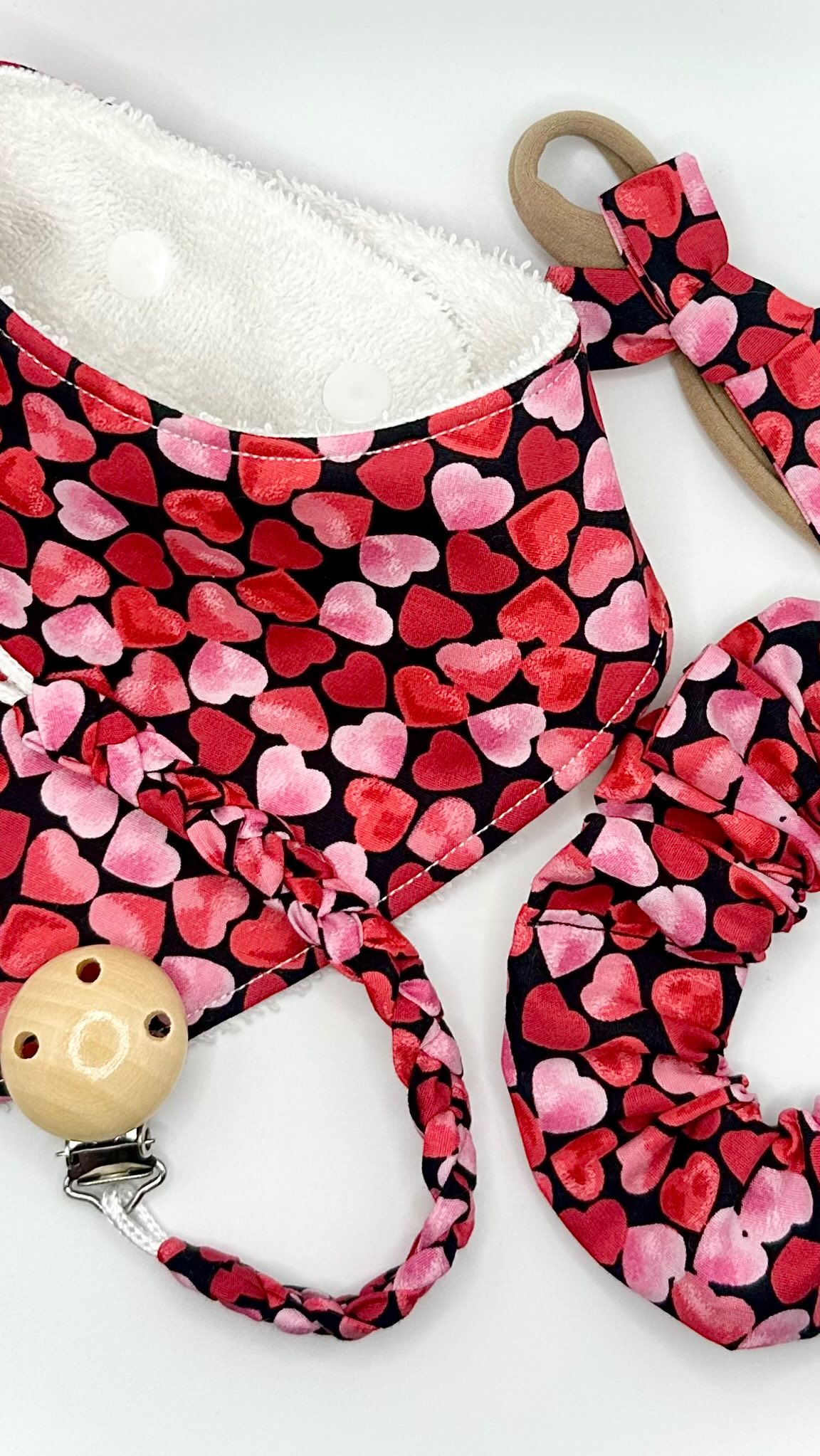 I’ve made 2 Valentines Baby Gift Sets 🥰
They include a dribble bib, a BRAND NEW product- plaited dummy clip, a baby headband and a scrunchie for mummy - all to match!
I’ll do my best to get these on the website but with life as busy as it is right now, you are probably better off messaging me to order as Valentines Day is only round the corner 😅❤️ Quick Turnaround available on these. £12.50 per set. Bib sizes are 0-6mths, up to 12mths and 12mths+
#littledotsbows #handmade #smallbusiness #baby #bib