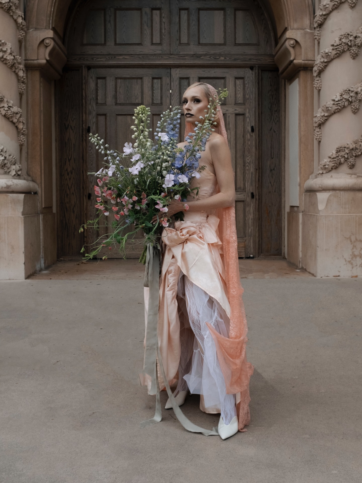 We’re always looking for new ways to make flowers part of the fashion story.
Art direction / photo : @agakova
Muah: @mua_miller_viktoryia
Set design/ floristic : @freshflowersociety
Model: @katelasheva