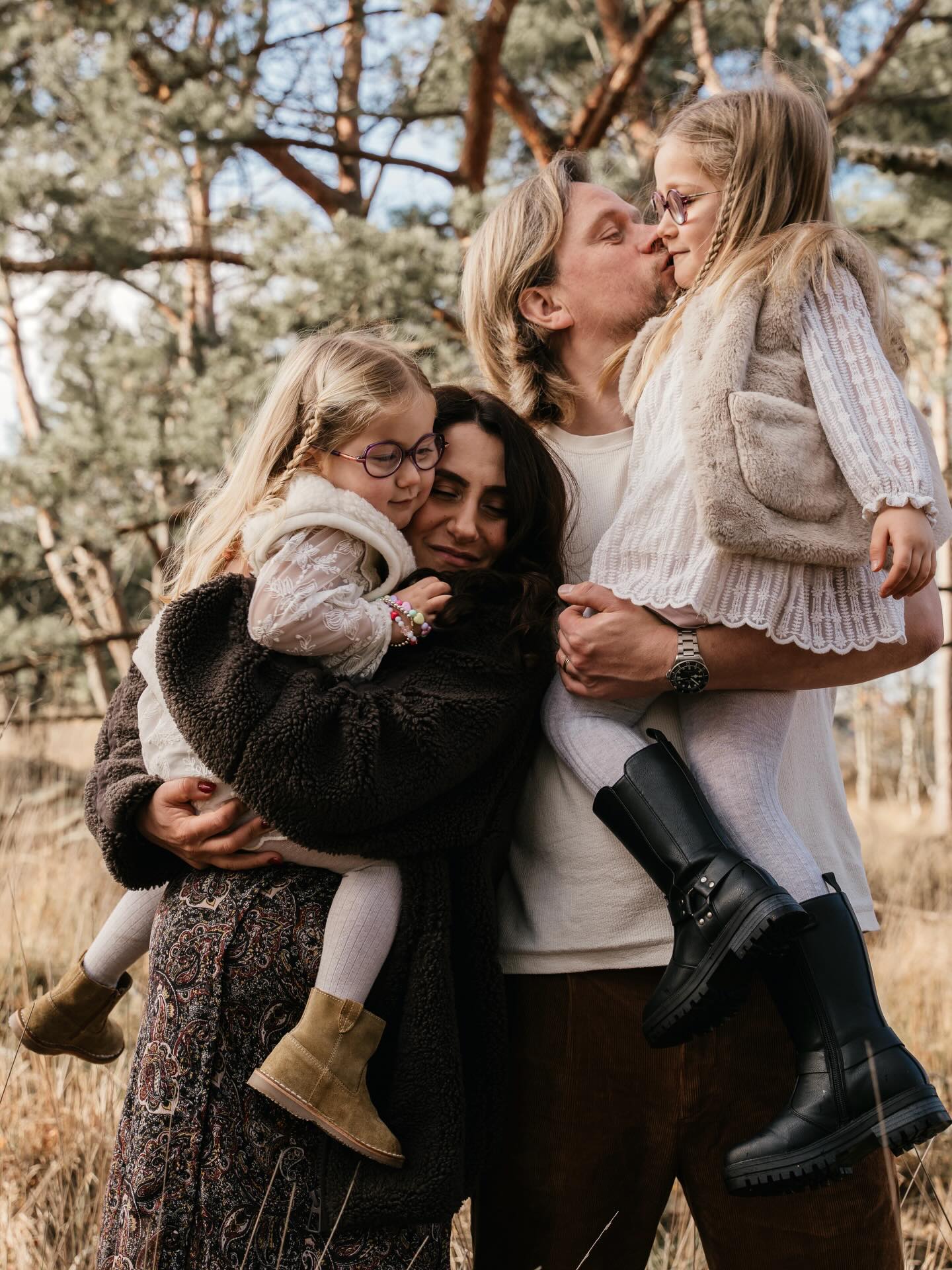 Lekker knuffelen in het winters zonnetje 🥰🥰🥰🥰
#zwangerschapsshoot #zwangerfotograaf #fotograafbrabant #allesflits #fotoshootettenleur