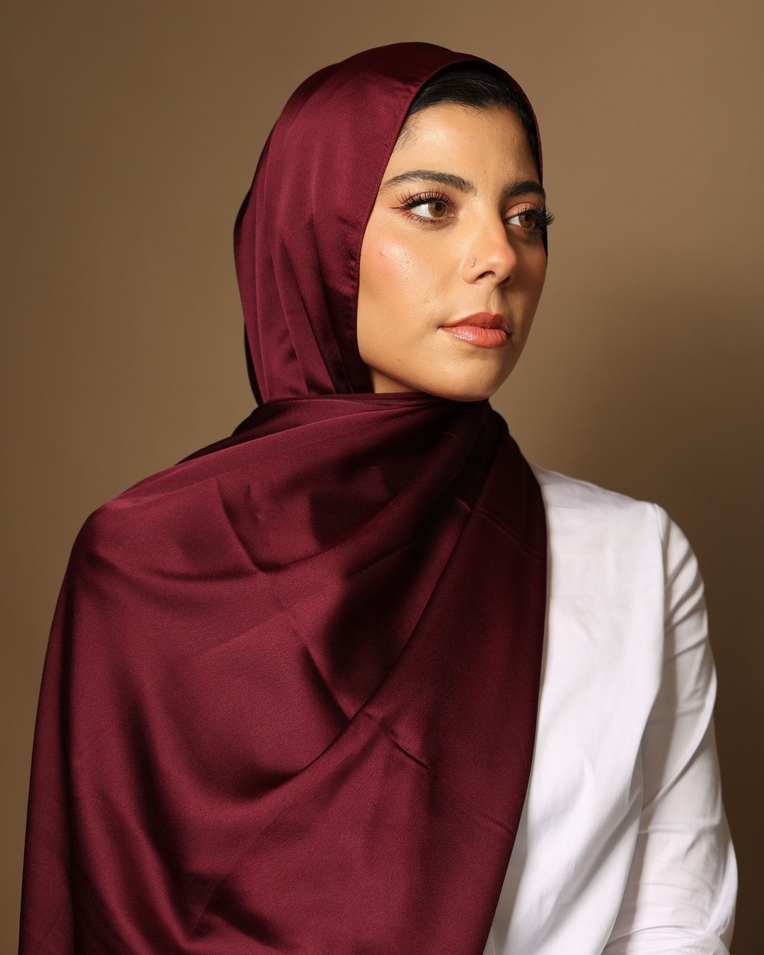 ✨Notre satin est disponible dans plusieurs couleurs avec une brillance et un drapé magnifique qui est un must pour les événements formels et le glamour.
Tissu opaque et très brillant avec une touche de stretch
Assez polyvalent pour toute saison ou occasion.
Sous-écharpe et/ou épingles magnétiques recommandées pour éviter de glisser.
Photographe: @olaphotos.ca
#hijab #fashionhijab #hijabfashion #hijamontreal #hijabmontreal #ootd #hijabers #hijabootd #muslimah #modehijab