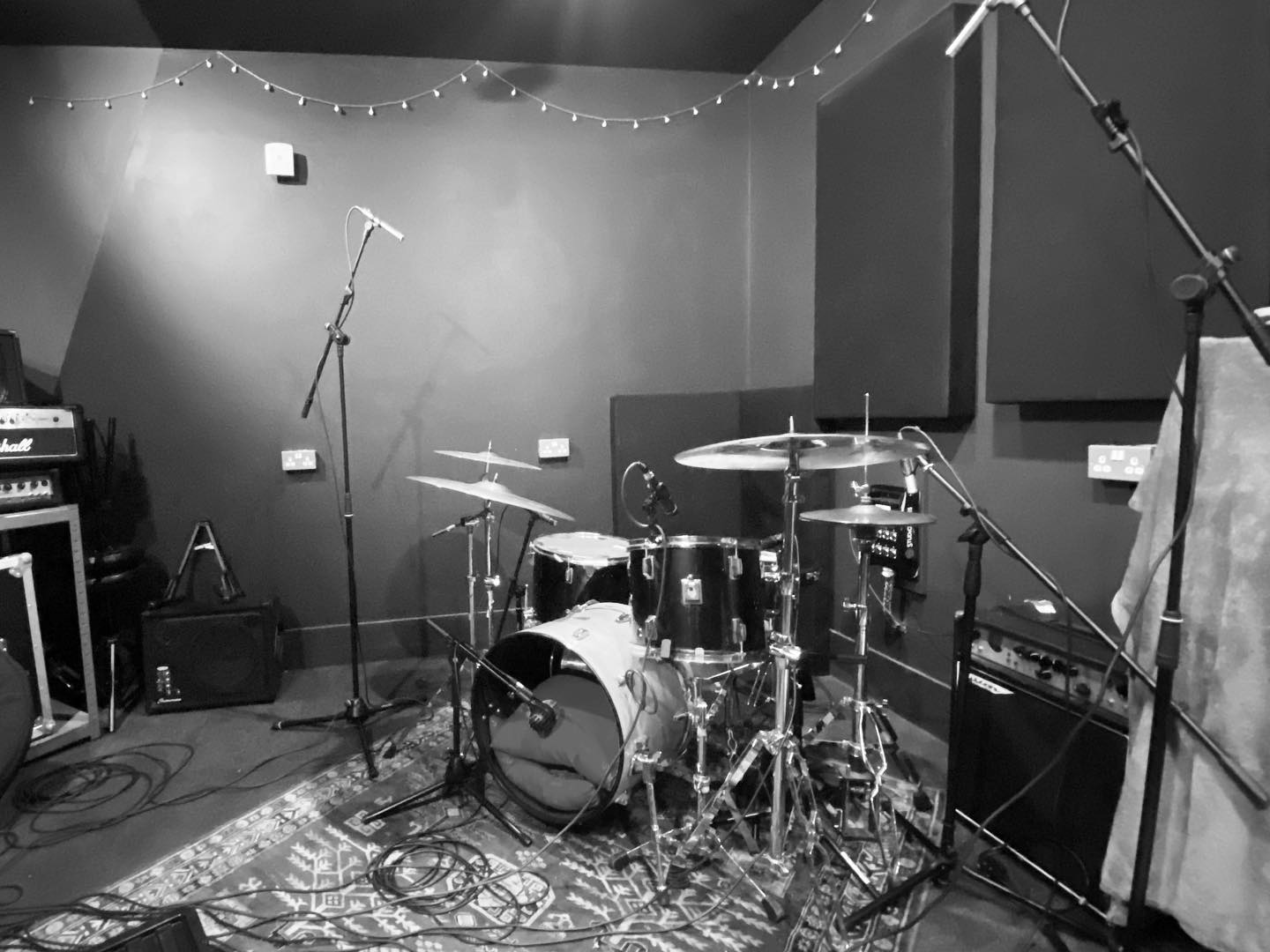 Top first day with @mandarinblackmusic 🤟🏼
Top drum sound and now for some guitars!
.
.
.
#music #recording #boxyardstudios #livemusic #studio #makemusic #fyp #new #manchestermusic #makeit #mics #soundrecording #tama #akg #shure