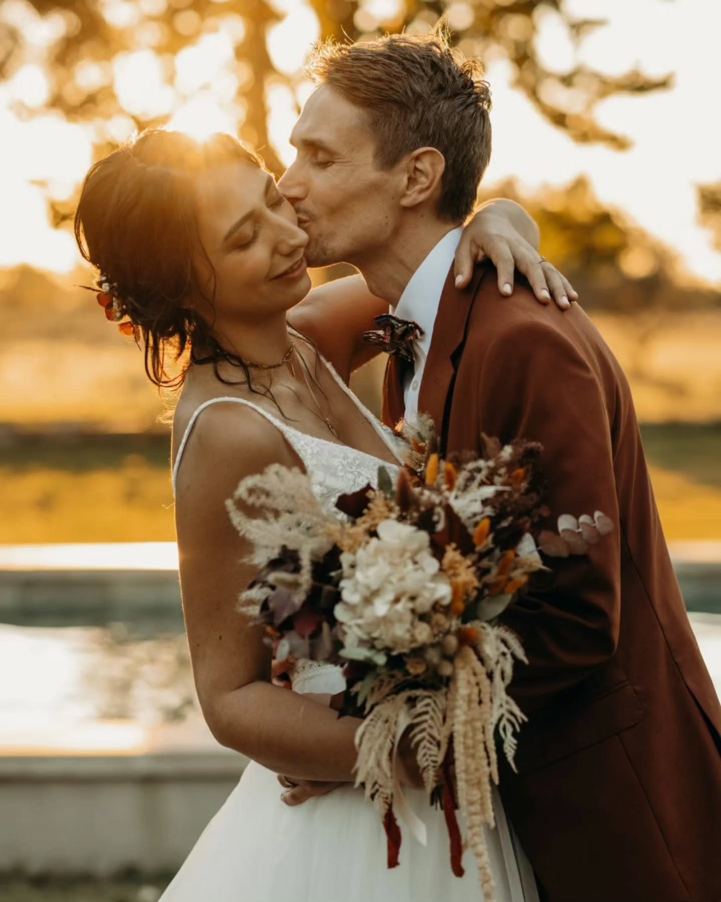Le mois d'octobre dernier nous aura offert des journées magnifiques ✨
On ne s’attend pas toujours à ça en fin de saison, et pourtant…
Moi qui suis une fille de l'été, les couleurs de ce mariage m'ont vraiment charmées !
Octobre, tu as clairement marqué des points 🍂🤗
Qui aime les couleurs de l'automne ici ?
Domaine : @domainearbaud
Traiteur : @cabirontraiteur34
Make up : @blush_maquillage
Coiffure mariée : @loreegance
Coiffure invitées : @doris.coiffure_maquillage
Fleuriste : @latelierdu8avril
DJ: @aurelienmonet
Brunch: @boiteabrunch
Alliances : @paulette_a_bicyclette
Bijoux : @agapee_official