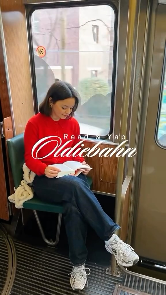 Was passiert, wenn man über 70 Bookies zu einer Social Reading Party in einer Oldiebahn der @rheinbahn zusammenbringt? Well, es wird halt einfach DER ALLERSÜẞESTE Sonntagnachmittag aller Zeiten 🥹💗
Danke an alle, die diesen Tag heute so zauberhaft gemacht haben! 🥰 Und schreibt mal in die Kommentare, ob wir nochmal eine Oldiebahn in unser Social Wohnzimmer verwandeln sollen ✍️⬇️
#bookstagram #bookies #socialreading #neueleutekennenlernen #düsseldorf