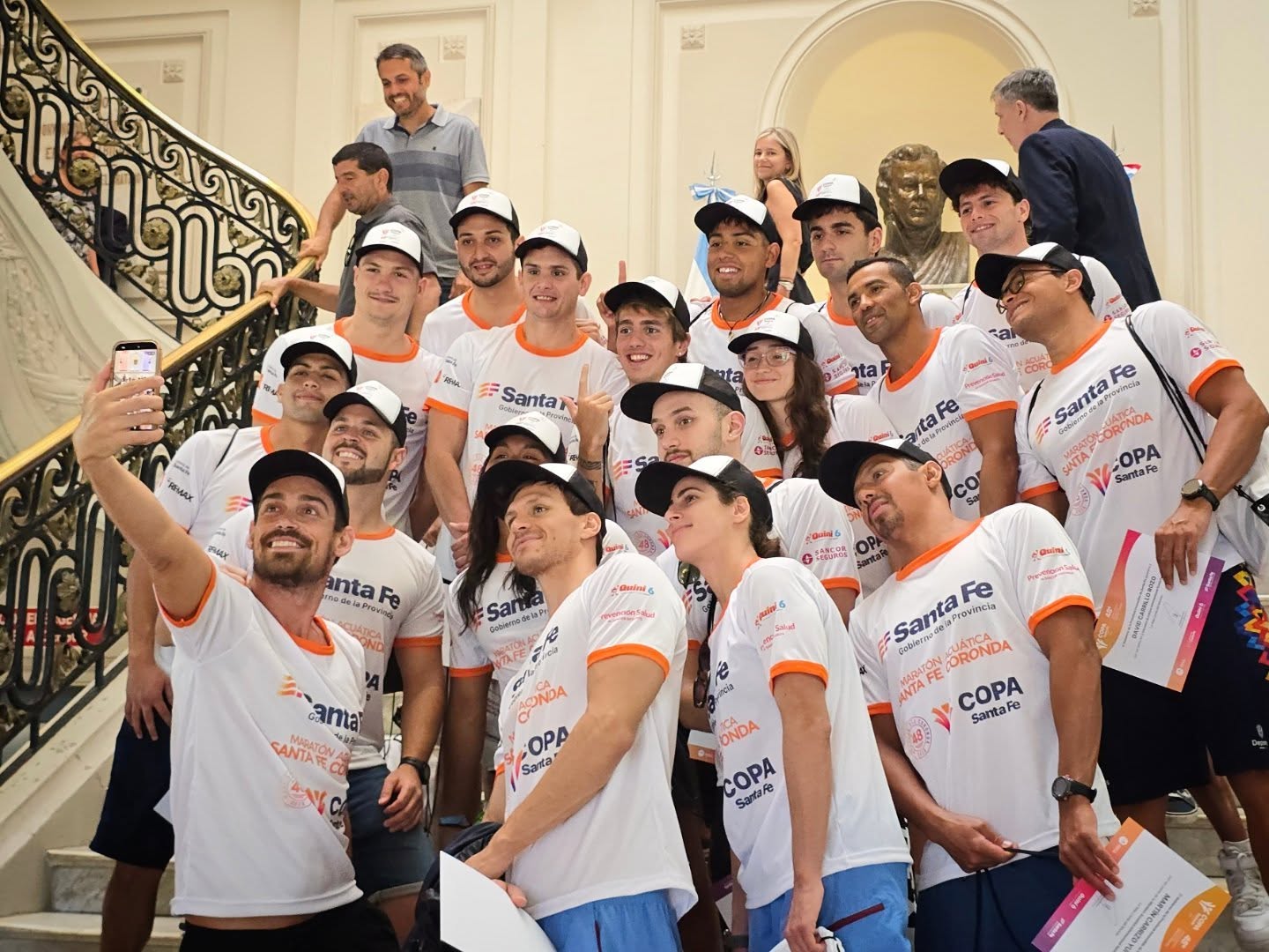 La más linda ya se vive. 🌊
Presentamos a nadadores de todo el mundo que van a ser parte de la 48ª Maratón Santa Fe – Coronda, una carrera histórica que vuelve a latir en el río.
El domingo 1 de febrero se larga 🏊♂️