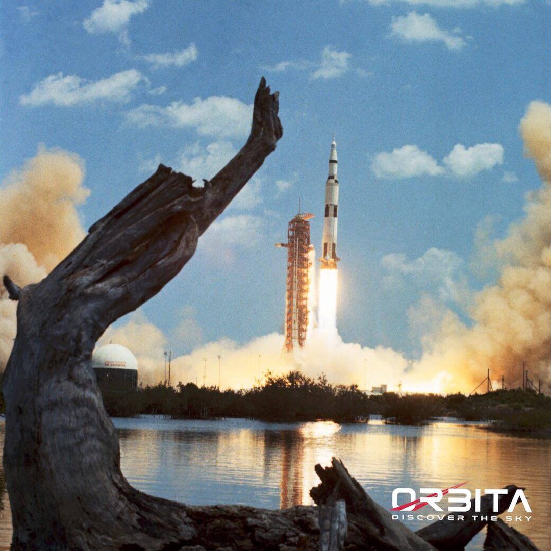 Era il 16 Aprile del 1972 quando l'Apollo 16 partì dal Kennedy Space Center.
Essa fu la decima missione con equipaggio umano del programma Apollo e la penultima di sempre ad atterrare sulla Luna. La missione durò 11 giorni e si concluse il 27 aprile. Venne guidata dal comandante John Young, dal pilota del modulo lunare Charles Duke e dal pilota del modulo di comando Ken Mattingly.
Young e Duke trascorsero 71 ore sulla superficie del satellite e durante questo tempo condussero tre “passeggiate” lunari e guidarono il LRV (Lunar Roving Vehicle) per un tragitto complessivo di 26,7 chilometri. Mentre il pilota Mattingly orbitava nel modulo di comando eseguendo osservazioni, vennero raccolti circa 95 chilogrammi di campioni lunari da riportare sulla Terra. Mattingly rimase in orbita per 126 ore, compiendo 64 rivoluzioni.
L'Apollo 16 atterrò nell'altopiano Descartes alle ore 2:23:35 (tempo coordinato universale) del 21 Aprile. Il punto di atterraggio della missione fu scelto per consentire agli astronauti di raccogliere materiale geologicamente più antico rispetto ai campioni ottenuti durante i precedenti allunaggi; venne così smentita l'ipotesi che i crateri Descartes e Cayley fossero di origine vulcanica.
#ORBITA, discover the sky
Image credits: @nasa ·
·
·
·
·
·
·
·
·
·
#space #astronomy #astrophotography #kennedyspacecenter #esa #nasa #hubble30 #hubble30anniversary #moon #apollo #apollo16 #anniversary
