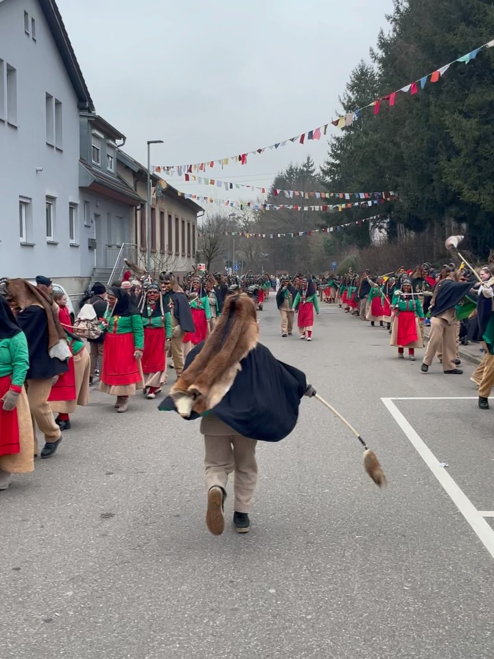 Es war soo schee!
Am Wochenende mit dem ersten Narrentreffen der Kampagne bei den Bachdatschern @bachdatscher76 unseren Freunden aus Nordweil ☺️🥳
Super Stimmung beim Fackelumzug am Samstag Abend und umso genialer am Sonntag zusammen mit der @mvschonach.
Dieses Wochenende geht es offiziell weiter am Sonntag in Furtwangen. Nutzt die Chance und kommt vorbei.
#fasnet #fasnet2026 #party #schonach #narrinarro