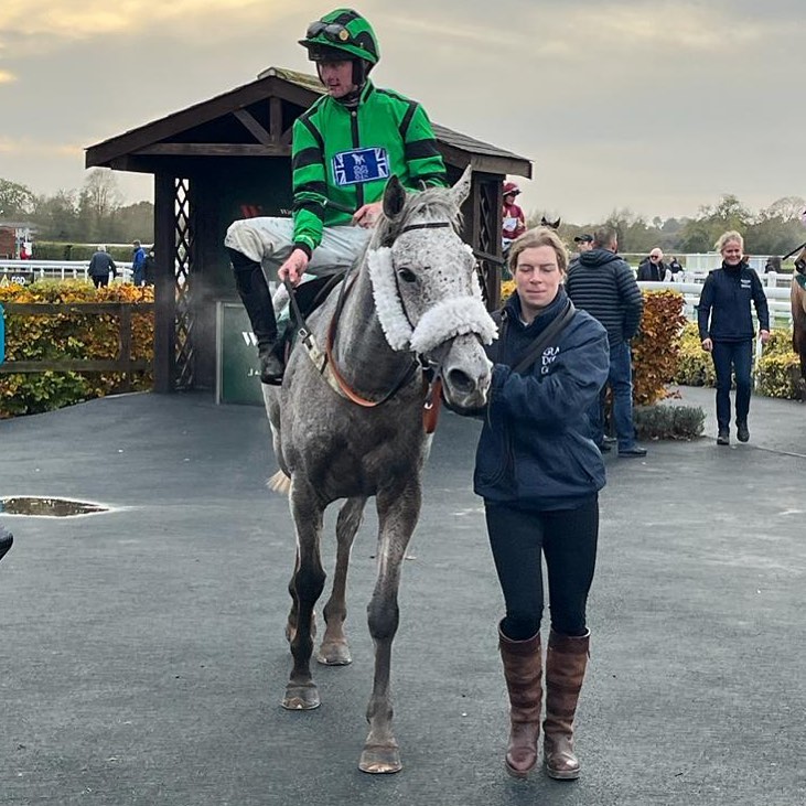 🖤💚Bobo you hero 💚🖤 12 years old and still got it @caoilin_quinn1 🥈 @warwickraces #youchamp #thoroughbredsofinstagram #warwickracecourse #nationalhuntracing #tomsymondsracing #teamsymonds #redmillshorsefeeds #gundoggin