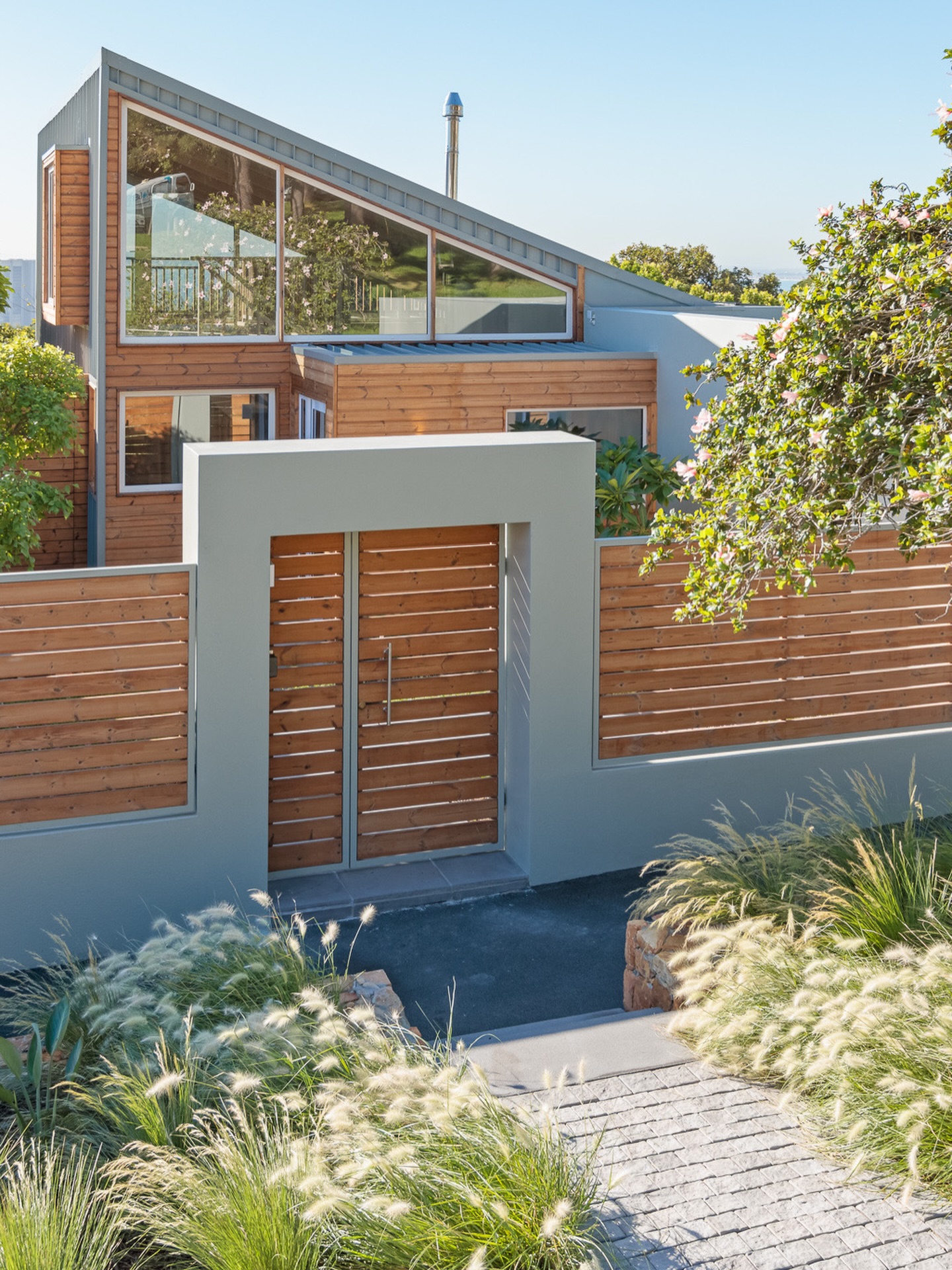 Nestled in the heart of Vredehoek, Cape Town, this sleek timber frame home is where modern angles meet natural warmth. Complete with lush gardens and that unbeatable Table Mountain vibe.
#capetownhomes #vredehoek #timberframearchitecture #modernliving