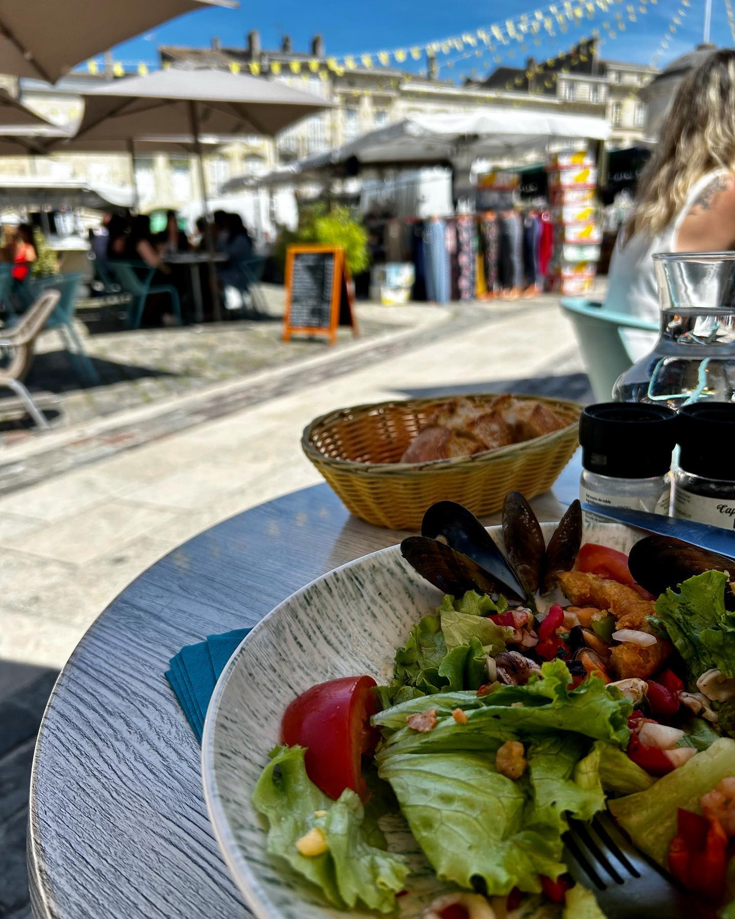 Another day, another tour. Enjoying a quiet moment & lunch in the center of Libourne. Fridays are Market days- always busy! Great ambiance & many beautiful finds - this town has so much to offer!!!