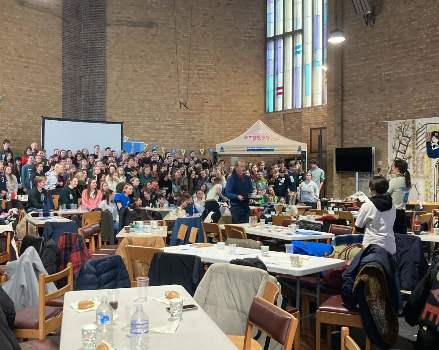 Terwijl hun klasgenoten vrijdag zwoegden met opdachten in het afstandsonderwijs, en hun leerkrachten werkten aan de onderwijskwaliteit tijdens de pedagogische studiedag... volgden onze LEA's workshops op de actiedag voor leerlingenraden. Dankzij de Scholierenkoepel ontmoetten ze heel wat andere afgevaardigden van leerlingenraden en deden ze inspiratie op om de werking van onze leerlingenraad te versterken.