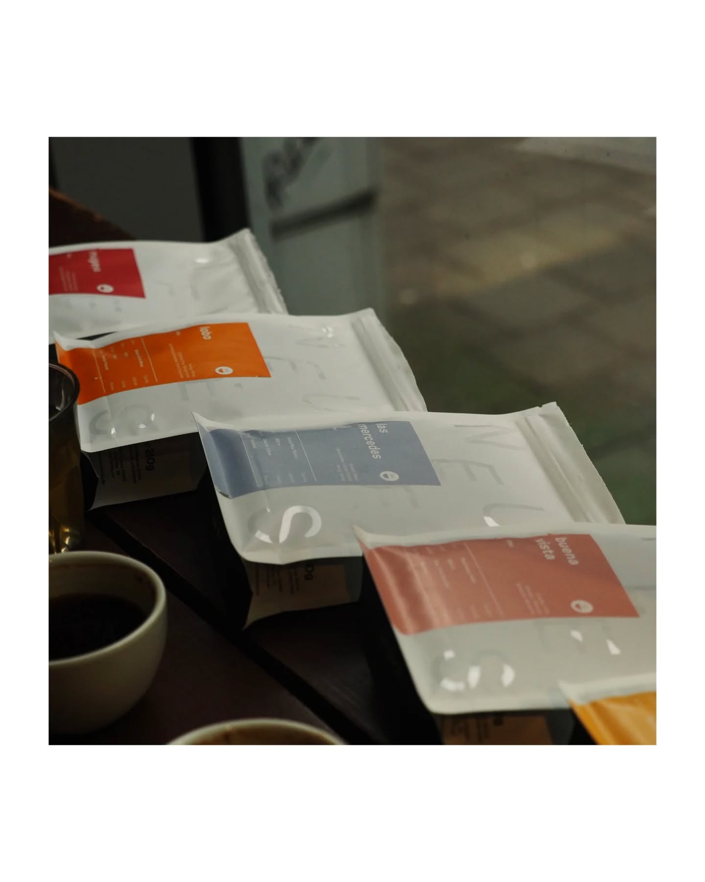 Neues Jahr - Neues Schwarz!
Dieses Mal bringen wir euch spannende Varietäten von prämierten Farms und hoffen ihr habt genauso viel Spaß beim trinken, wie wir auch!
Mugaya . Kenya . Washed
Dieses saubere Lot der Varietäten SL 28 und SL 34, von der Mutira Kooperative in Kirinyaga, kommt spät in der Saison zu uns, muss sich aber trotzdem nicht verstecken. Dieser Kaffee bringt intensive Aromatik roter Früchte in die Tasse und erinnert uns dabei an Granatapfel, Grapefruit und saftige rote Beeren. Abgerundet wird das Paket mit einer sirupartigen Süße, welche an Braunen Zucker erinnert.
Magarrissa Tulise . Äthiopien . Natural
Wenngleich weniger Kaffees als sonst dieses Jahr aus Yirgacheffe von uns gekauft wurden, hat es gerade dieser in sich! Hierfür wurden Heirloom Varietäten aus Gebe als wunderbar intensiver Natural von Snap Specialty Coffee produziert. Dieser Kaffee schmeckt intensiv peachy, kombiniert mit der weichen Säure reifer Blaubeeren und endet mit komplexen Floralnoten. Ein Gaumenschmauß!
Las Mercedes . Costa Rica . Washed
Dieser Kaffee setzt sich aus einem Fieldblend der beiden Varietäten Catuai und Caturra zusammen und hat uns beim Cupping mit ungewöhnlich viel Juicyness für einen gewaschenen Kaffee aus Costa Rica überrascht. Aromatisch kaum von einem klaren äthiopischen Kaffee auseinanderzuhalten, schmecken wir saftige Aprikosen, floralen Schwarztee und ein wunderbar seidiges Mundgefühl. Don’t sleep on this one!
Buena Vista . Kolumbien . Washed
Hier trifft die moderne und widerstandsfähige Kolumbianische Varietätenzüchtung Tabi zusammen, mit der äthiopischen Heirloom Varietät Pink Bourbon und veranstalten eine Party in der Tasse, die einfach nur Spaß machen muss! In der Tasse schmecken wir herbsüße Craberries, leichte Zitrusnoten und die marmeladige Süße von Fruchtkompott. Komplexität und Komfort zugleich!
Weiter geht's in den Kommentaren :) ⬇️⬇️⬇️