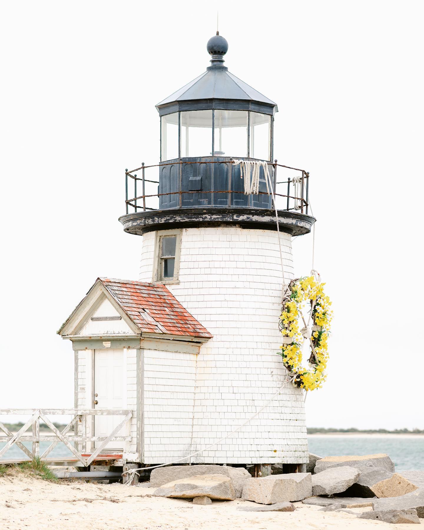One last look at the Brant Point Lighthouse daffodil wreath before Memorial Day weekend and the American flag replaces. @hafsaandco did a beautiful job! 🌼