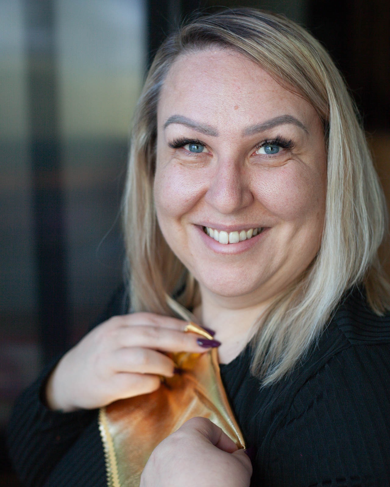 Je ne me sens pas à ma place sur LinkedIn. Pourtant, j'y suis ! Et toi ?
Pendant 20 ans, j’ai cru que pour réussir, je devais lisser mon discours. Mettre mon masque virtuel. Parler de "synergie", de "KPI" et de "stratégie 360".
Bref : faire du masking pour ne pas paraître "trop", ou "pas assez". Me fondre dans le moule pour enfin "faire pro".
Je le vois tous les jours avec mes clientes quand je leur suggère de venir sur Linkedin. C’est la panique : « Non, c'est pour les vrais pros. » « Je vais passer pour une quiche. » « On va me juger, ce n'est pas ma place. »
La vérité ?
À observer cet écosystème depuis plusieurs mois, j’y vois surtout :
🚩 Trop de faux-semblants.
🚩 Trop de bruit pour si peu de vérité.
🚩 Des posts copier-coller rédigés par l'IA juste pour "faire des vues".
Pour un cerveau neurodivergent, c’est une agression sensorielle. Et ne parlons pas de l’algorithme qui nous force au léchage de bottes réciproque pour être visible... C'est fatigant.
Alors pourquoi je reste ?
Parce que je n'ai plus besoin de "chercher ma place". Au bout de 20 ans, je connais ma valeur.
J'y suis pour ouvrir le débat.
Pour m'adresser à toutes celles qui regardent en silence sans jamais oser poster. Celles qui ont un cerveau en arborescence, une allergie profonde au bullshit, et à qui je veux dire : Si, tu peux.
Ici, l’effet Dunning-Kruger est une étude à ciel ouvert. Ne laisse pas ceux qui en savent le moins parler le plus fort.
On ne va pas s’adapter à LinkedIn.
On va utiliser LinkedIn pour bâtir nos propres empires, selon nos propres règles. En mode Slow Business.
Si tu te sens comme une intruse dans ce fil d'actualité, sache que tu n'es pas seule.
Tu es juste une Architecte qui n'a pas encore trouvé ses plans.
Pour t'aider à poser la première pierre, je propose cette semaine 3 Audits Flash gratuits de ta présence en ligne.
L’objectif ? Débusquer ce qui bloque ta visibilité et voir comment transformer ton profil en un outil de souveraineté, sans y laisser ton âme (ni ton énergie).
Ça t'intéresse ? Dis-le moi en commentaire ou en MP, et on regarde tes plans ensemble. 👇
#Neurodivergence #Souveraineté #SlowBusiness #PatronneAtypique
Photo @stephanie_dillmann