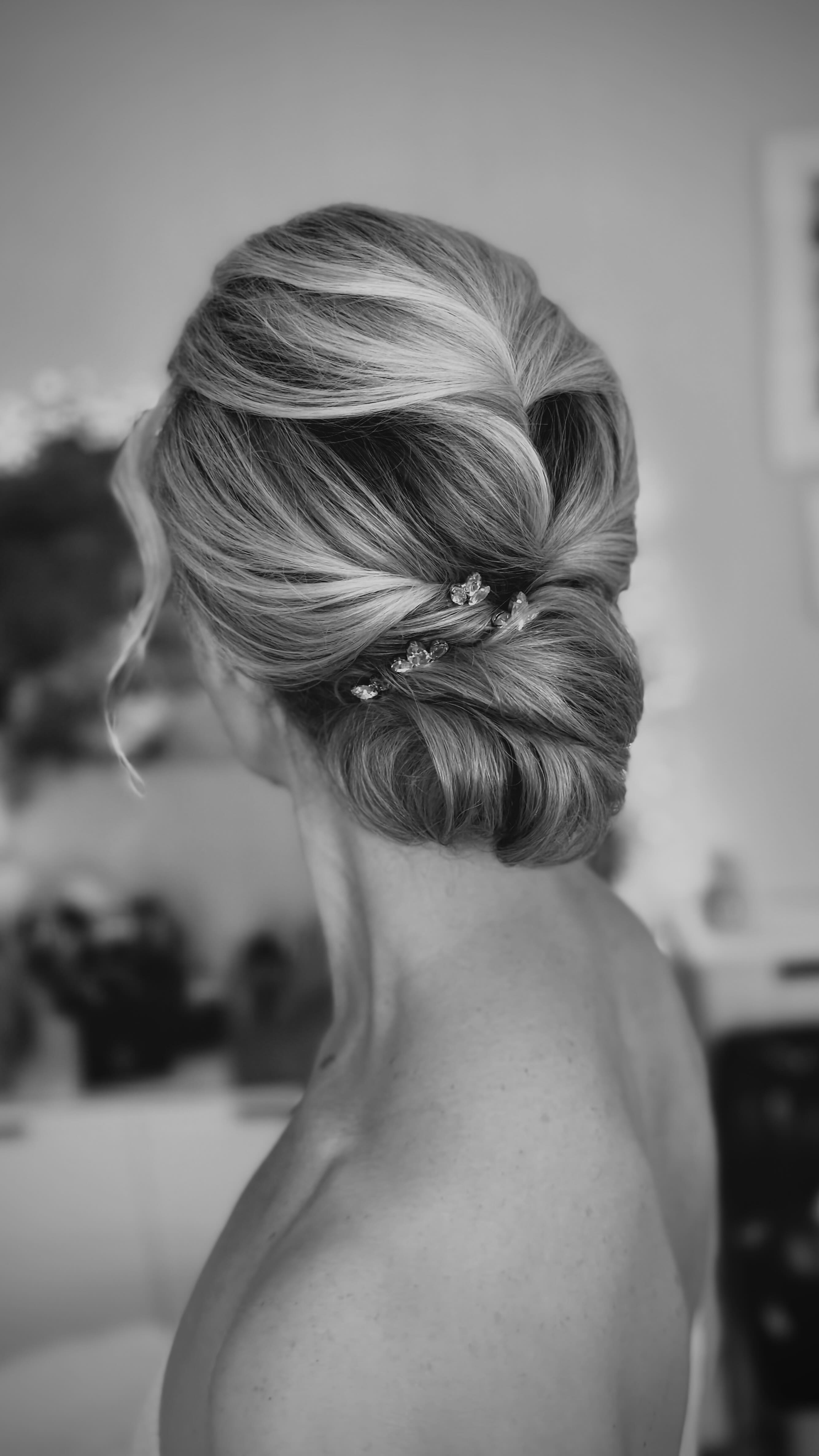 Bridal preview. Don’t leave your bridal hair to the last minute — book your wedding trial now 🤍
Your preview is the perfect time to:
🤍 Try out your ideal hair look
🤍 Collect ideas and refine your vision
🤍 Send inspiration photos before your appointment
Not sure what accessories to add?
I have a selection of bridal hair accessories in my studio, so we can experiment together and find what works best with your style and dress.
A relaxed, Cambridge based hair preview - confident, stress-free wedding morning 🤍
#bridalpreview #bridaltrial #bridalhair #weddinghair #lowbun