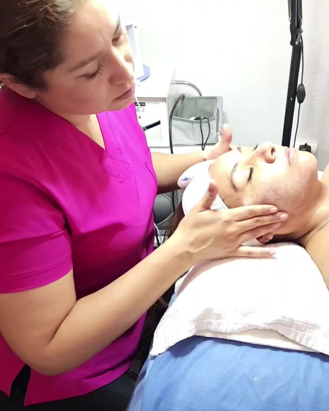 “Si tienes +30 y tu piel batalla con manchas, rosácea o acné, esto te interesa 💛
El RIMAN Expert Ritual Experience Kit es una rutina noble con Centella Asiática y tecnología nanoliposomal que ayuda a hidratar y regenerar la piel ✨💧
📦 Envío a toda la República comprando online
📍 En Querétaro conmigo
🎁 Apartando tu kit conmigo te regalo:
✅ Demostración presencial del Ritual
✅ Video de cómo usarlo
📲 WhatsApp: 4424127243
#Skincare #Riman #CuidadoDeLaPiel #Manchas #Rosacea #AcneAdulto #PielSana #queretaro