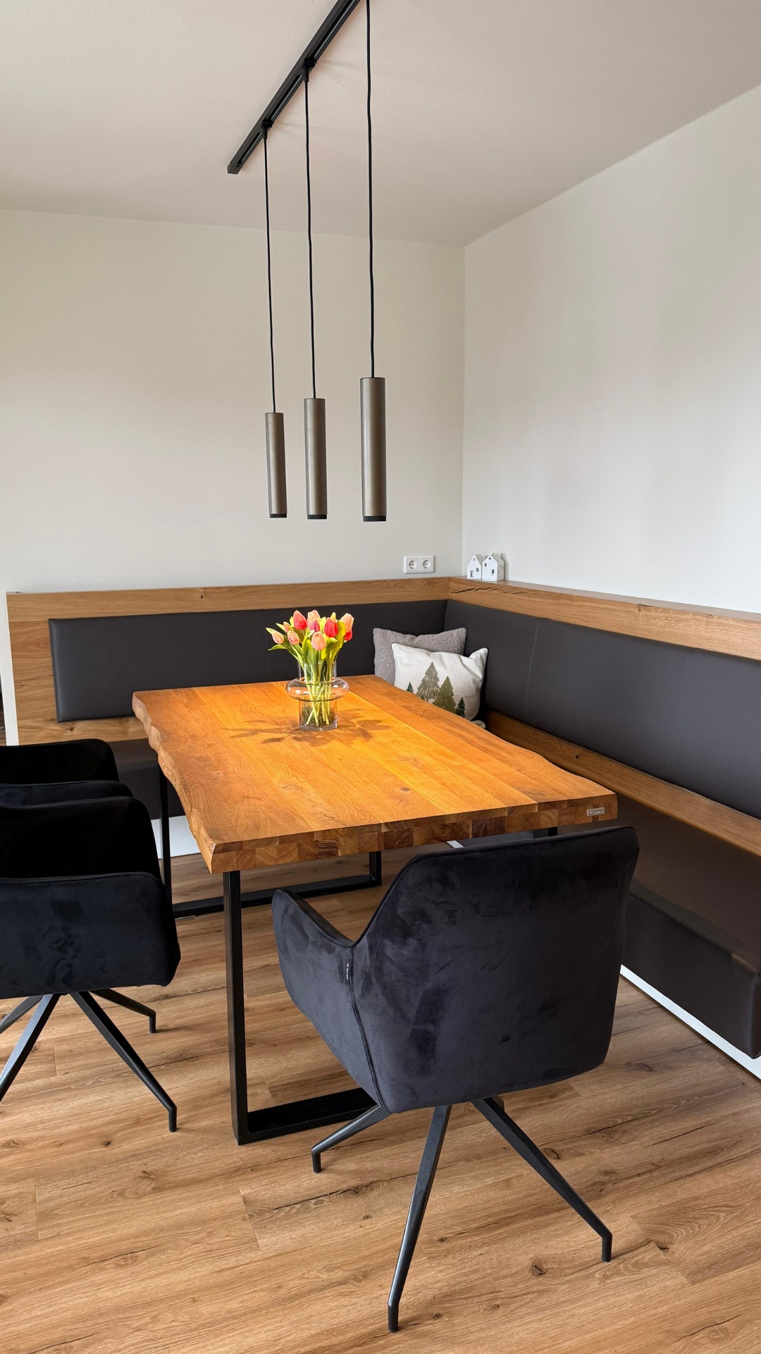 Für einen Privatkunden durften wir eine maßgefertigte Eckbank mit gepolsterter Rückenlehne sowie einen Waschmaschinenschrank fertigen 🪵
Beides wurde exakt auf den Raum abgestimmt und mit Blick auf die Funktion im Alltag umgesetzt.
#SchreinereiWerthammer #Privatkunde #Eckbank #Waschmaschinenschrank #Maßarbeit #Innenausbau #Holzliebe